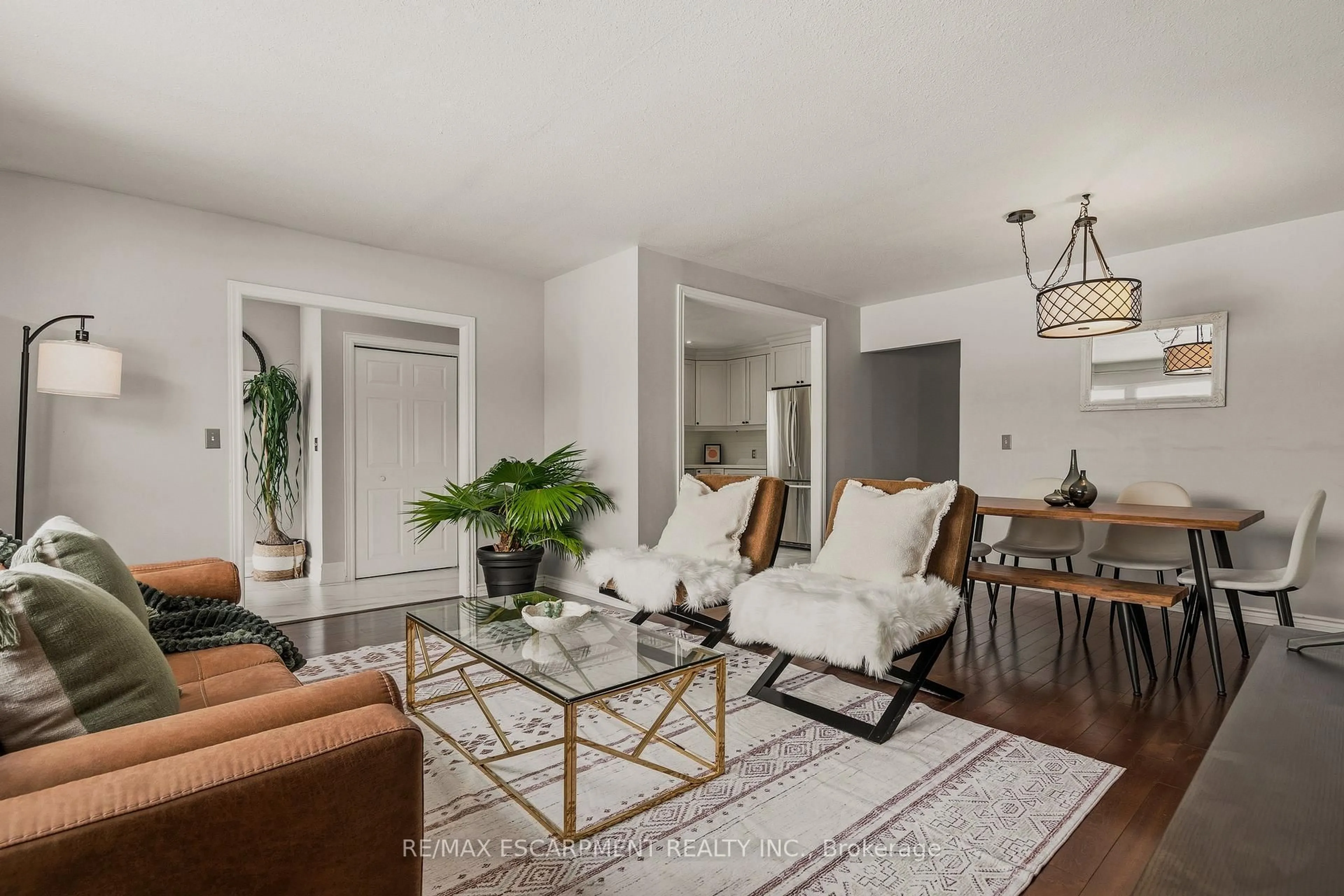 Living room with furniture, unknown for 777 Hillcrest Rd, Pickering Ontario L1W 2P5