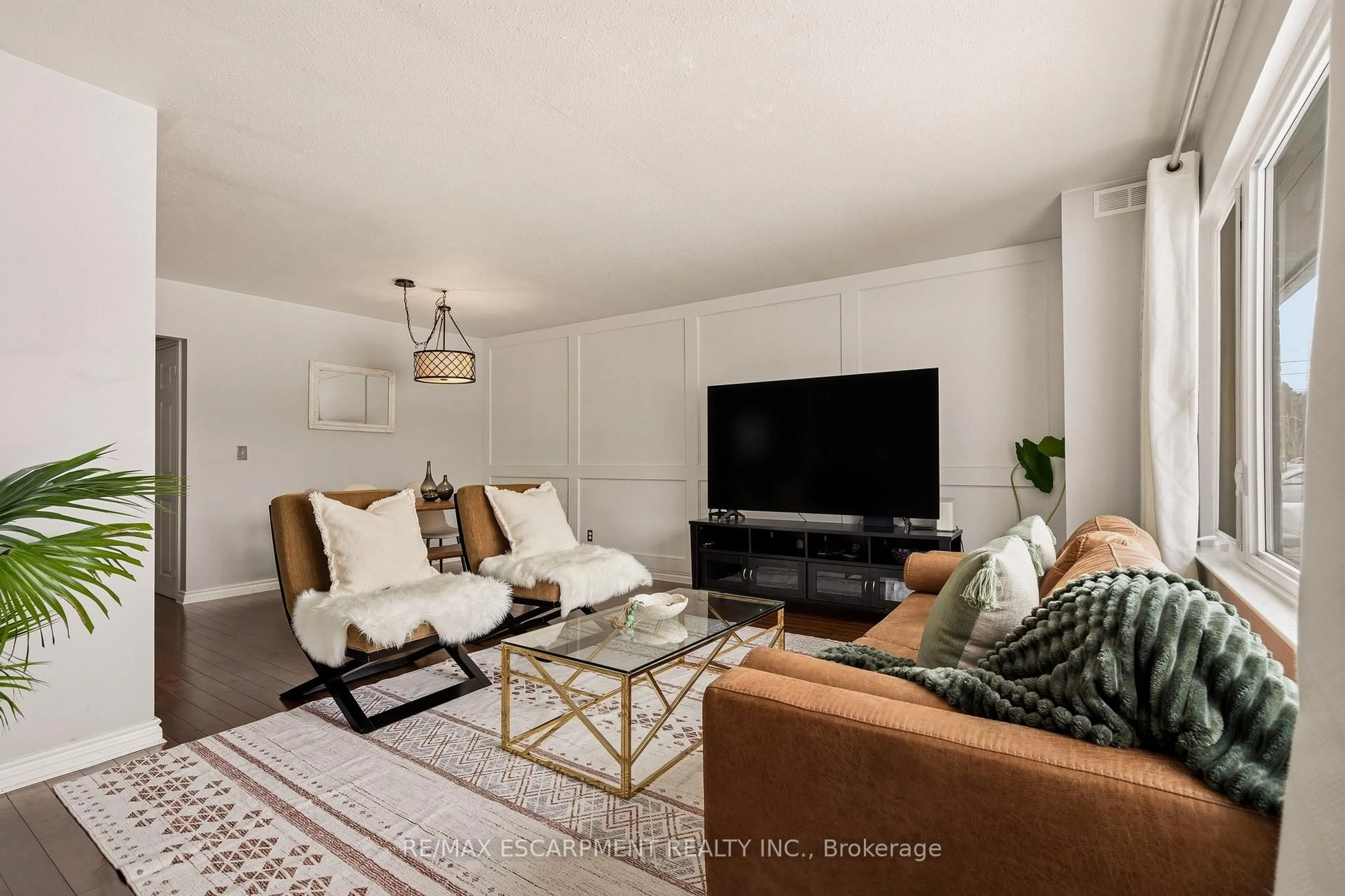 Living room with furniture, unknown for 777 Hillcrest Rd, Pickering Ontario L1W 2P5