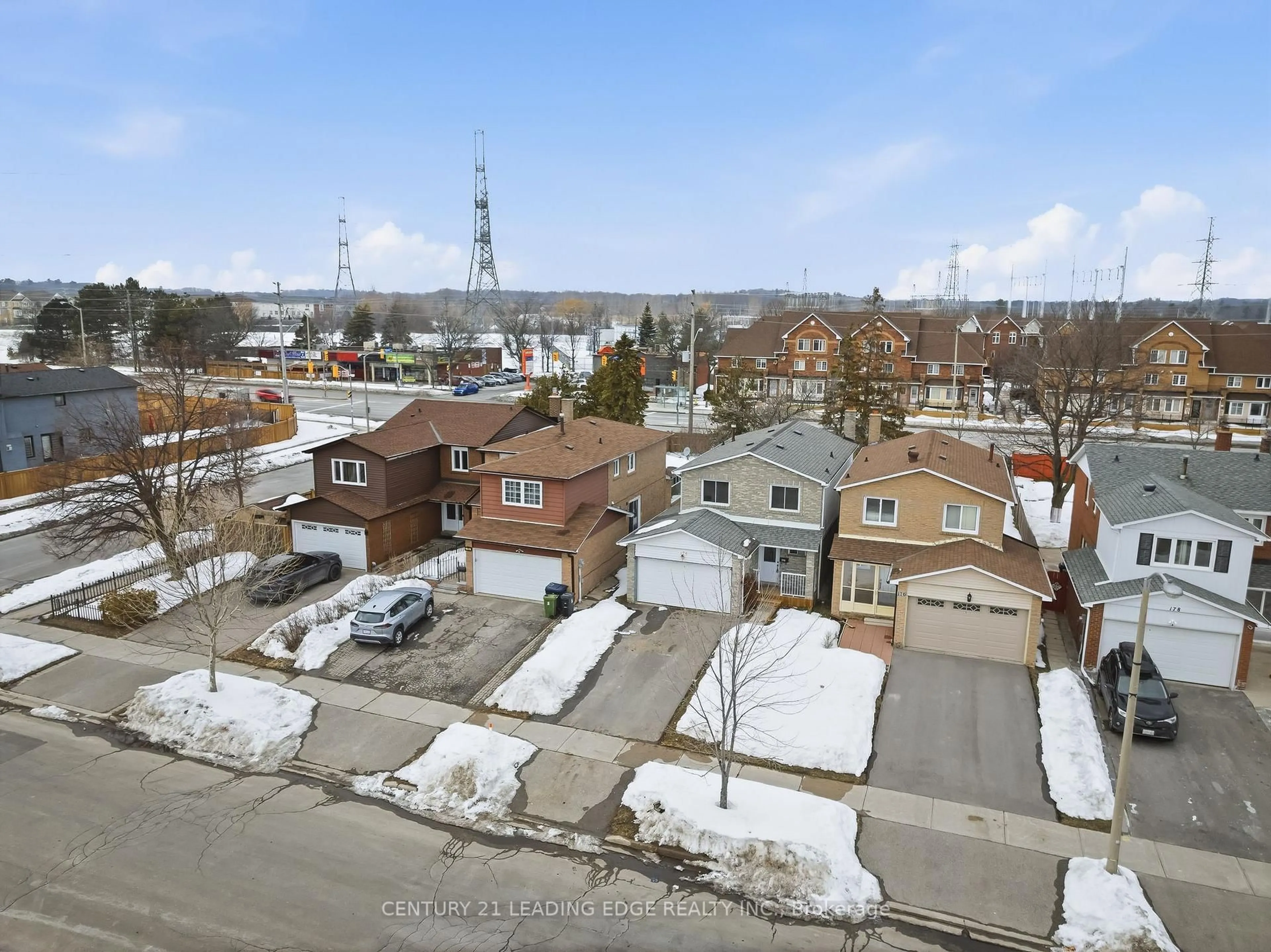 A pic from outside/outdoor area/front of a property/back of a property/a pic from drone, street for 174 Braymore Blvd, Toronto Ontario M1B 2G8