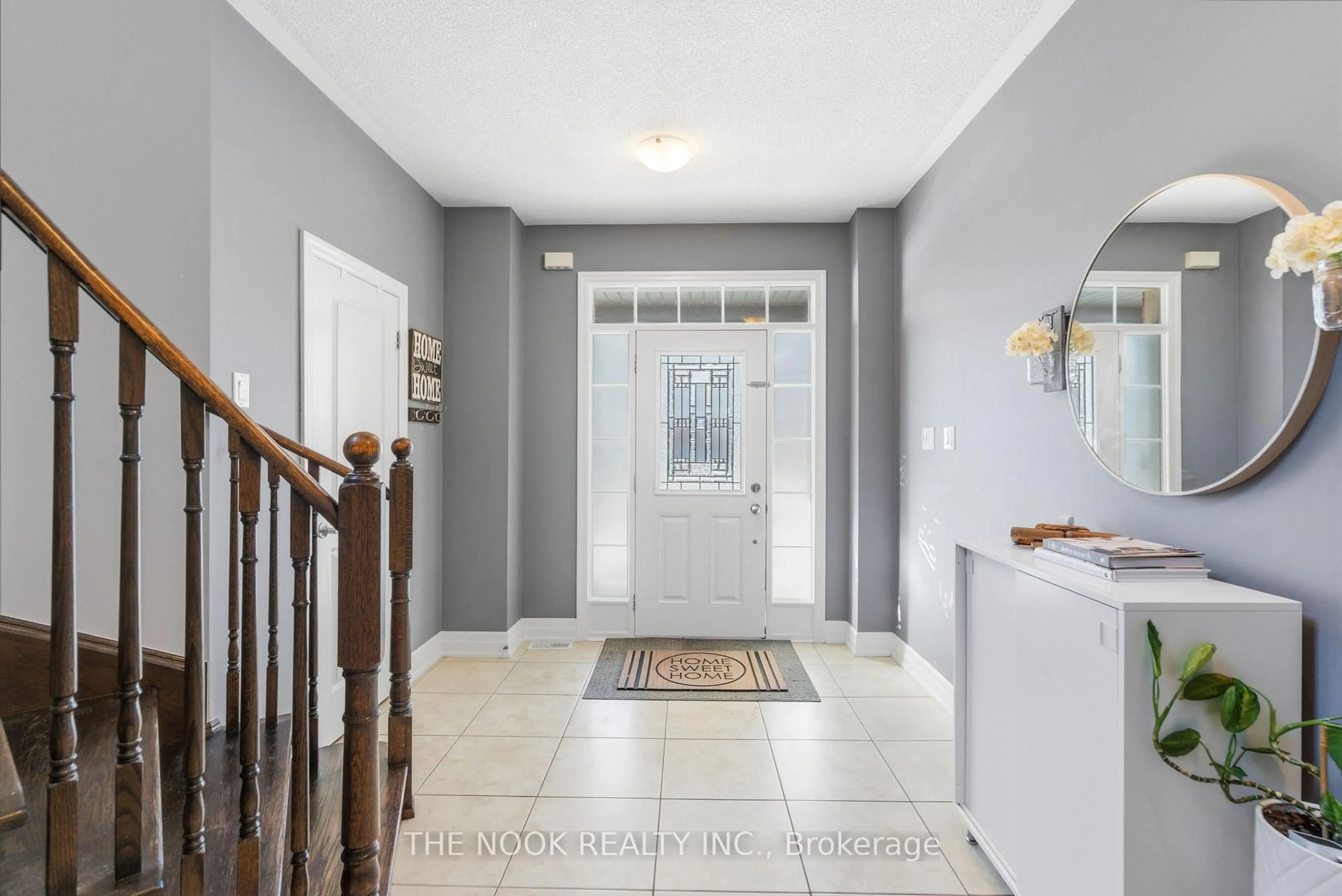 Indoor entryway for 2507 Standardbred Dr, Oshawa Ontario L1H 7K4