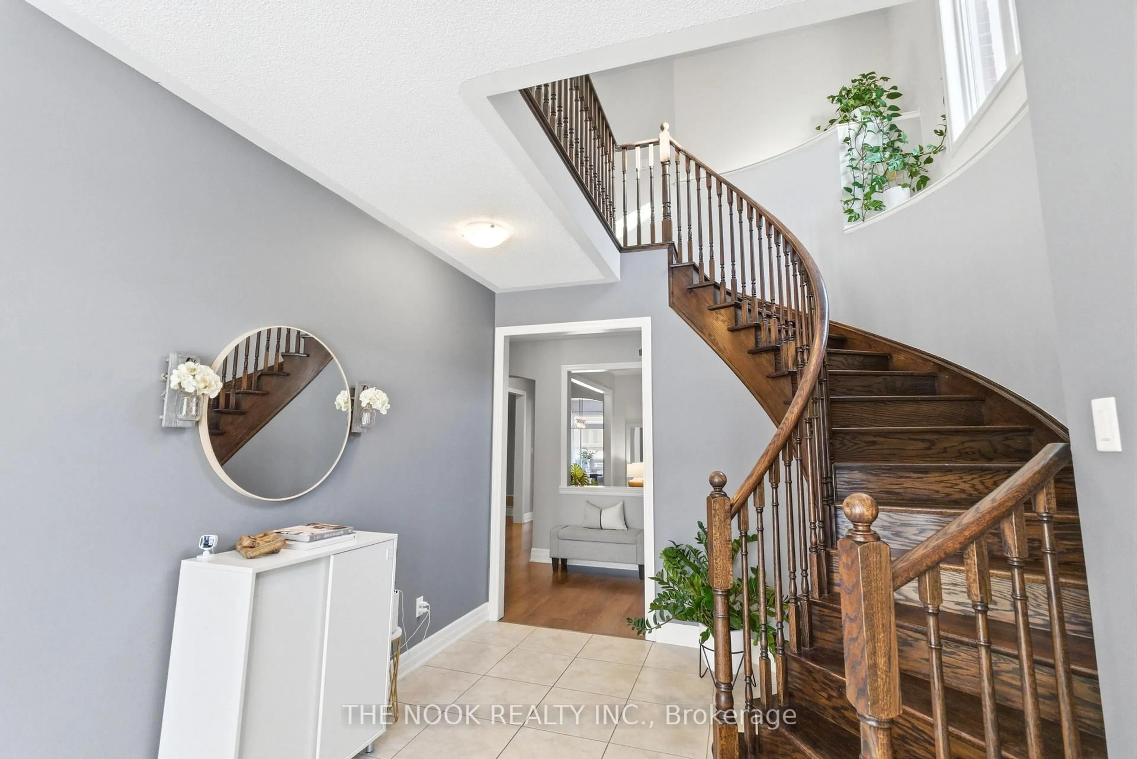 Indoor entryway for 2507 Standardbred Dr, Oshawa Ontario L1H 7K4
