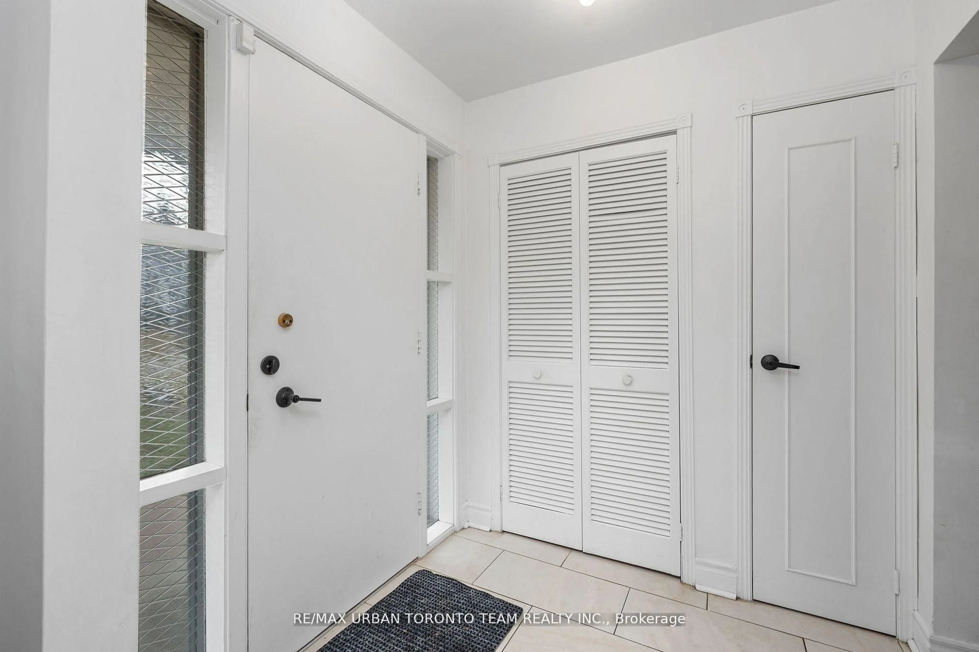 Indoor entryway for 12 Wardencourt Dr, Toronto Ontario M1T 2H3