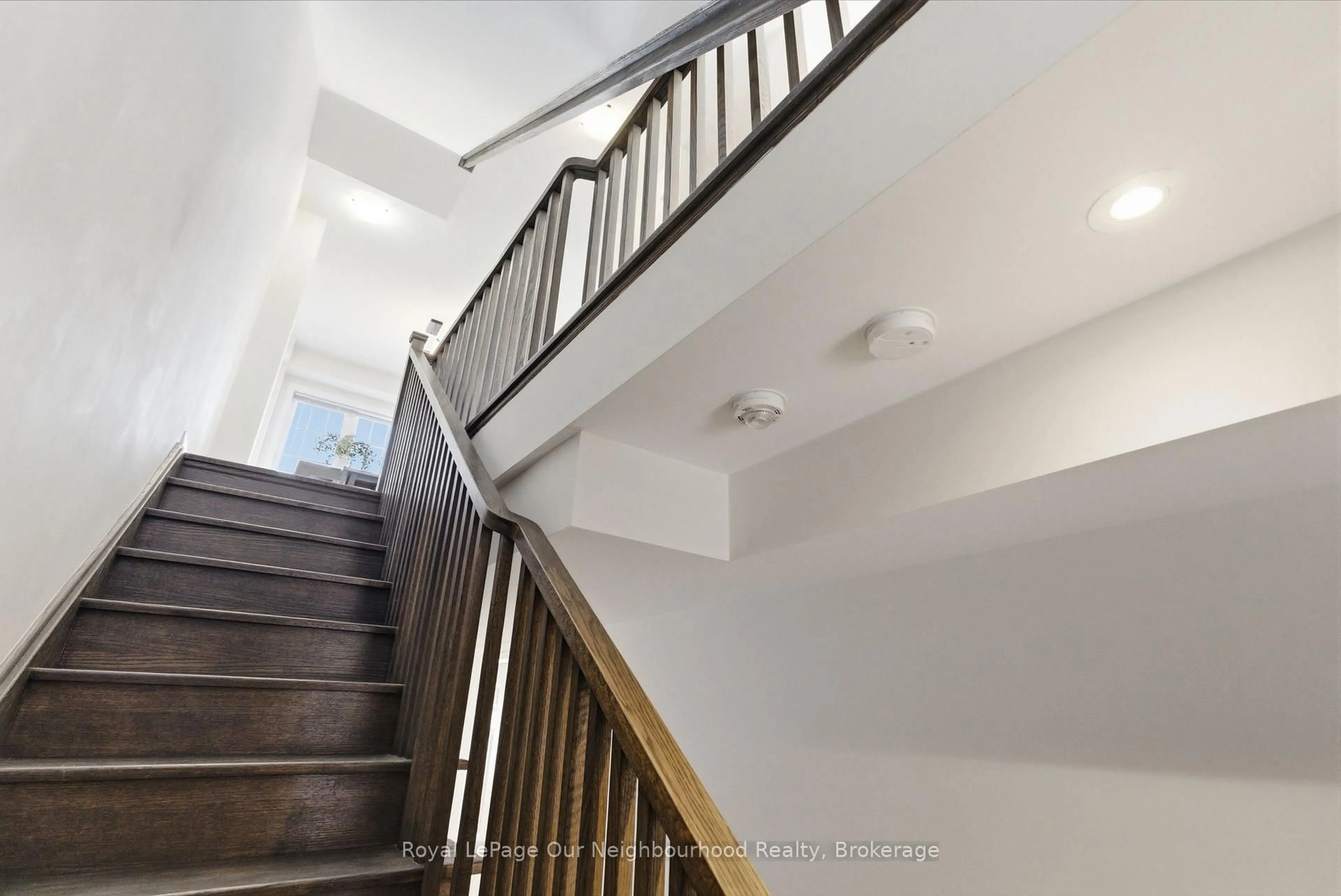 Stairs for 818 Atwater Path, Oshawa Ontario L1J 0E8