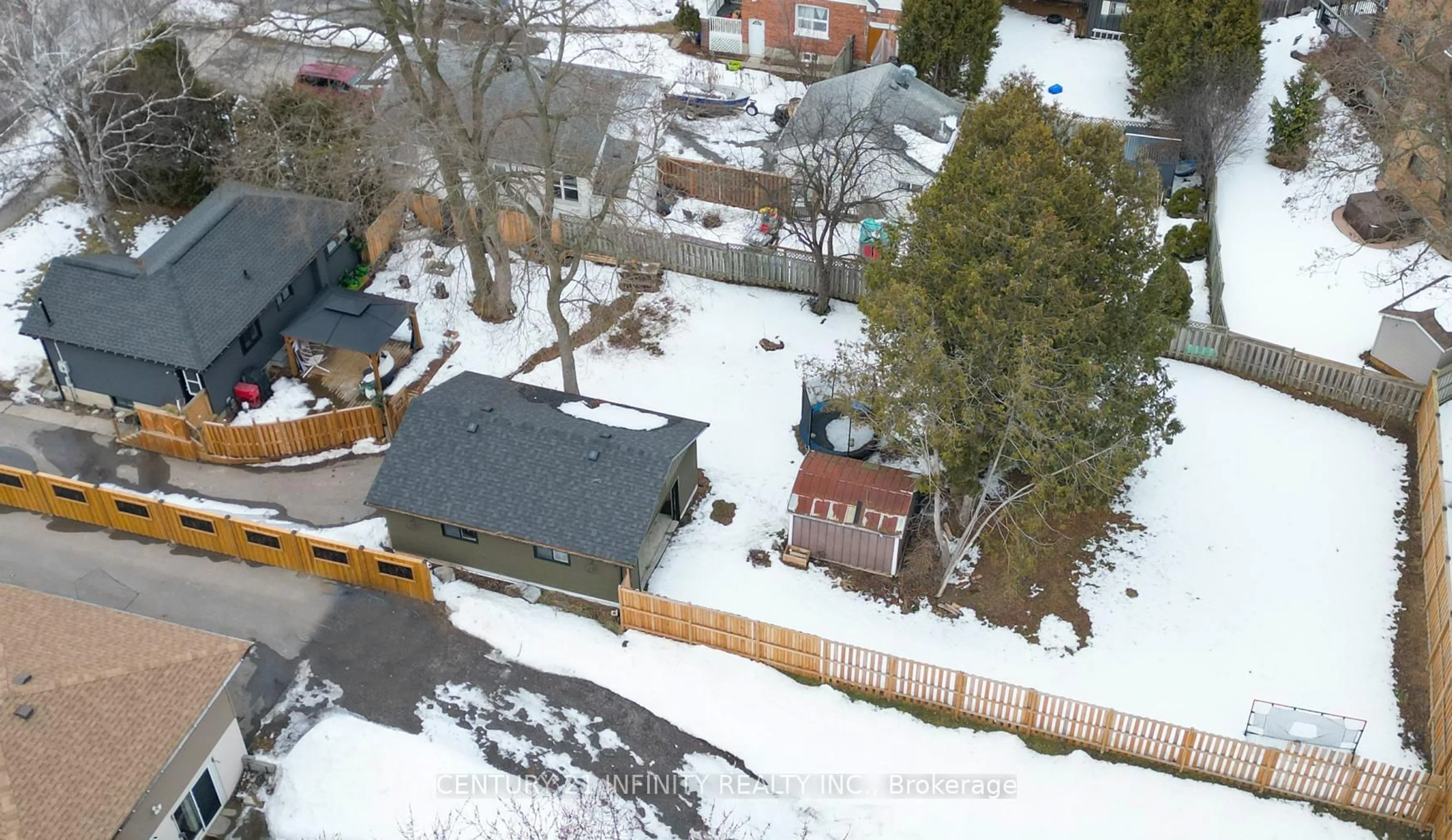 A pic from outside/outdoor area/front of a property/back of a property/a pic from drone, street for 373 Grandview St, Oshawa Ontario L1H 7E1