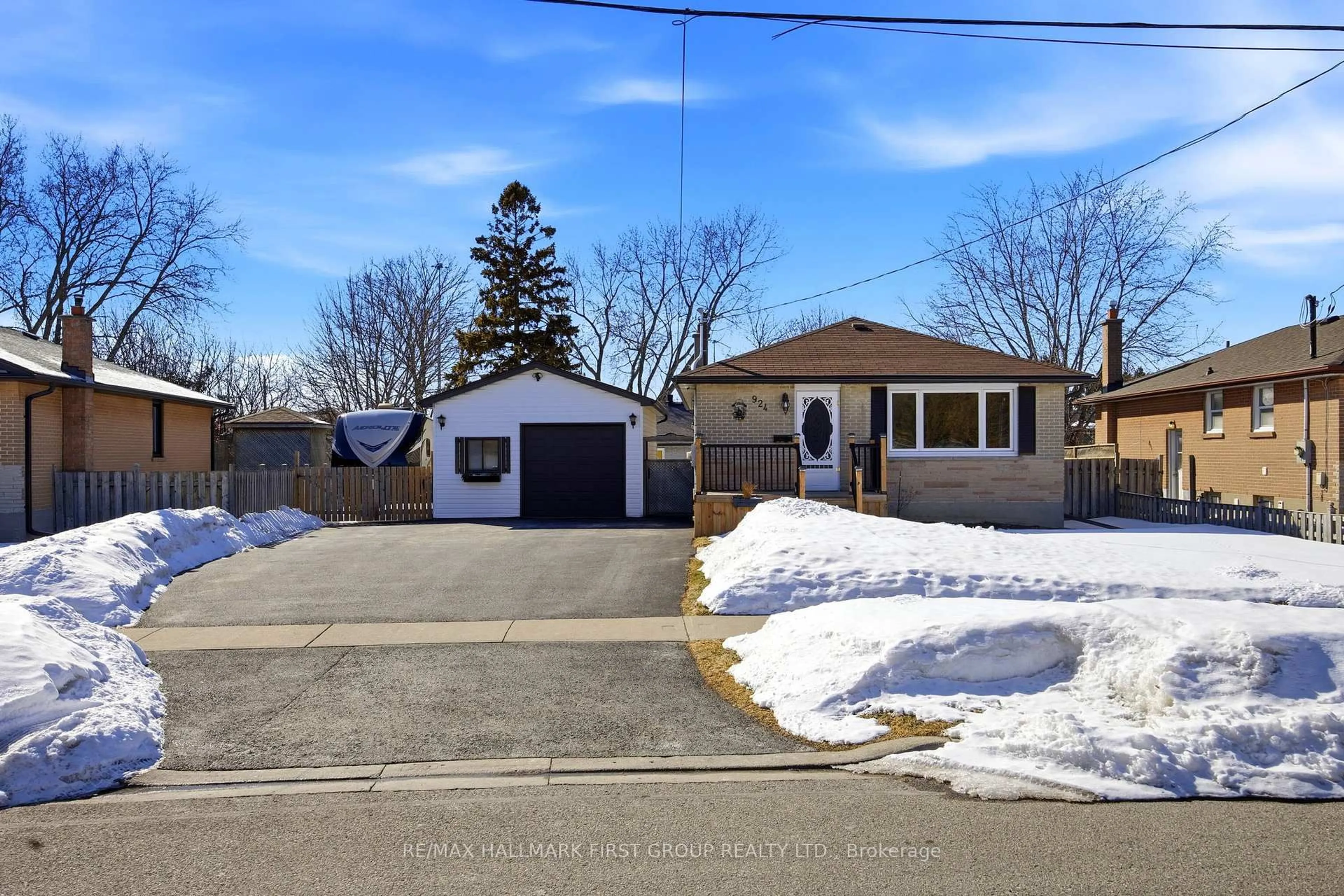 A pic from outside/outdoor area/front of a property/back of a property/a pic from drone, street for 924 McCullough Dr, Whitby Ontario L1N 1C6