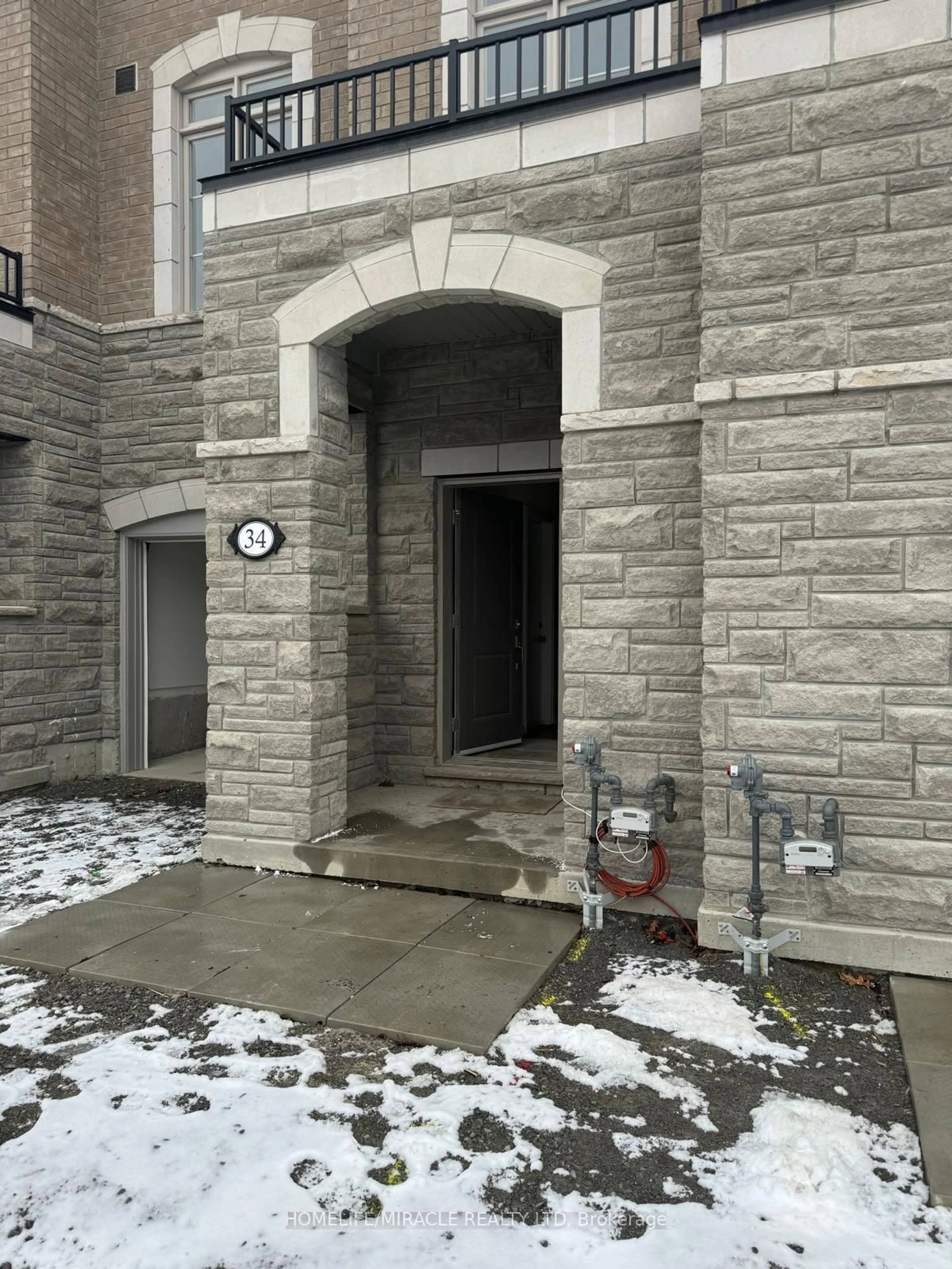 Indoor foyer for 34 Coote Crt, Pickering Ontario L1T 0P5