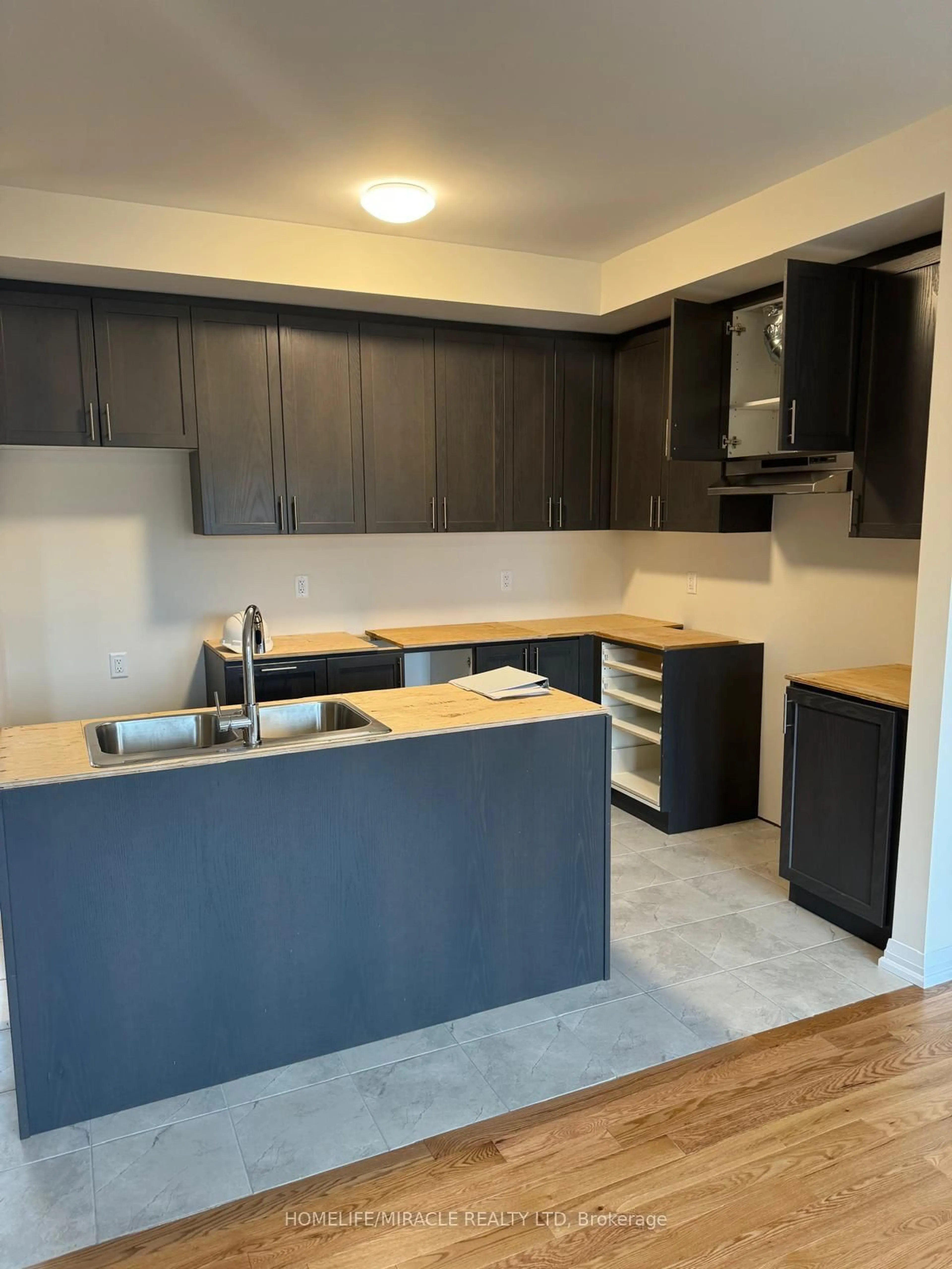 Open concept kitchen, unknown for 34 Coote Crt, Pickering Ontario L1T 0P5