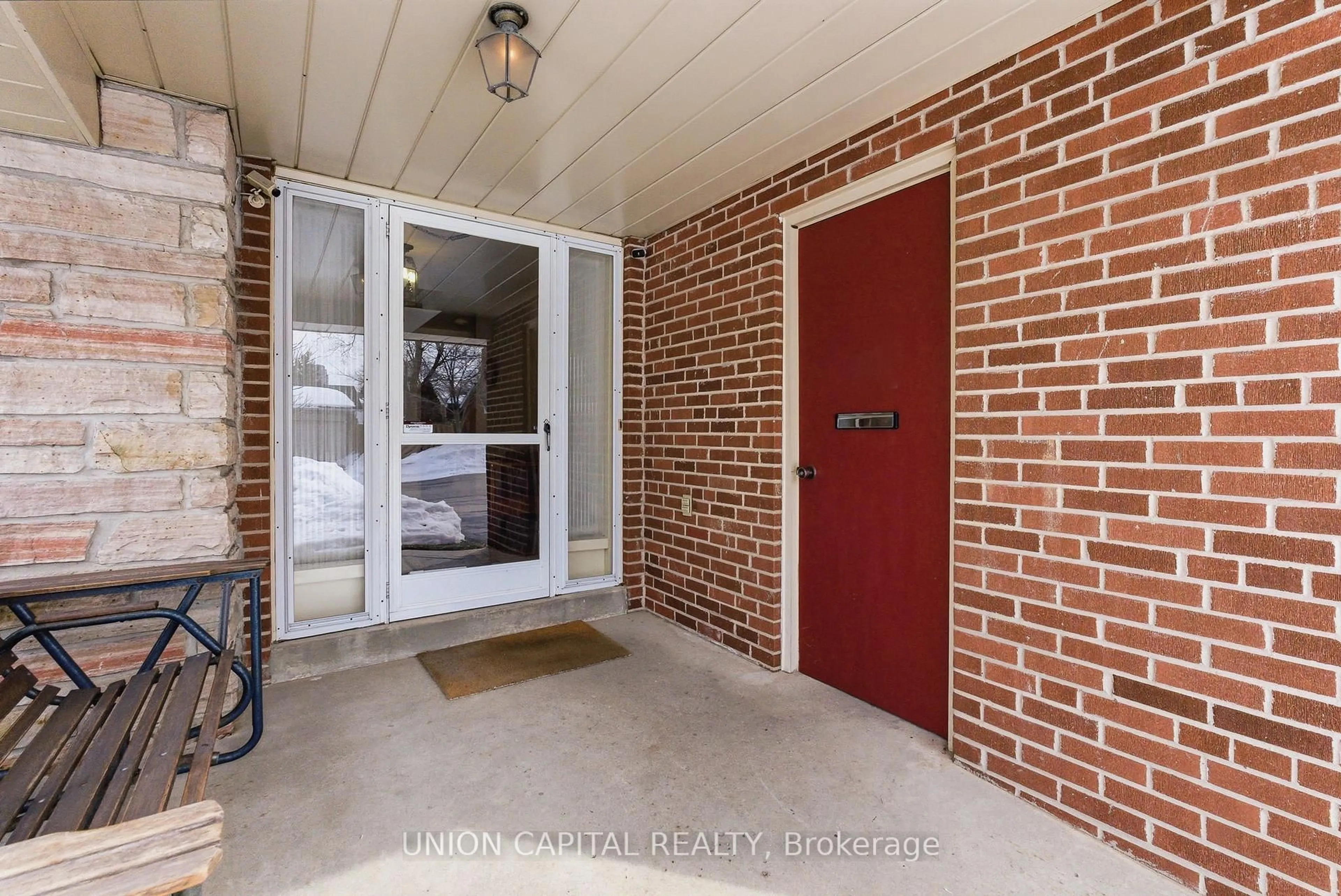 Indoor entryway for 60 Groomsport Cres, Toronto Ontario M1T 2K9