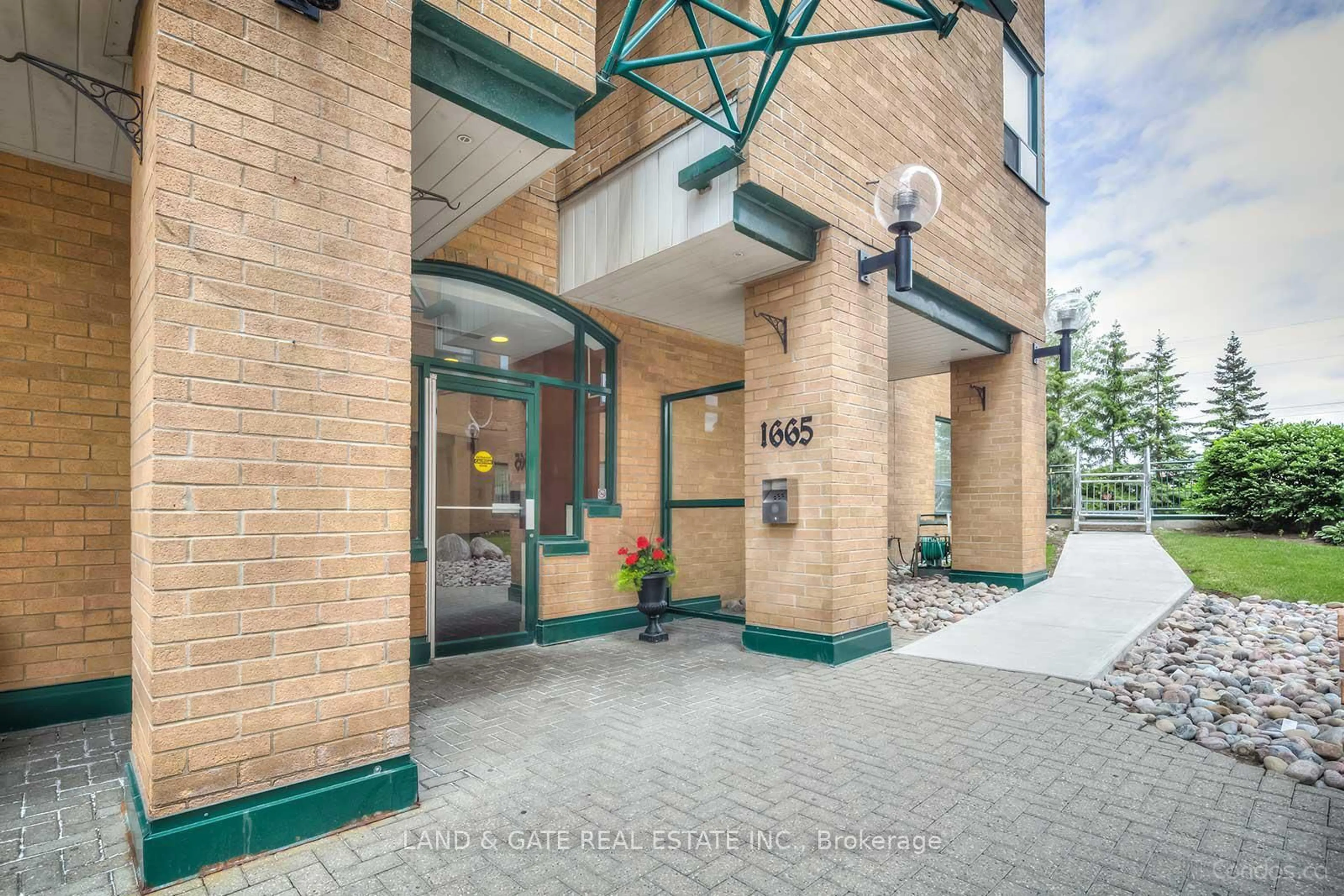 Indoor foyer for 1665 Pickering Pkwy #512, Pickering Ontario L1V 6L4