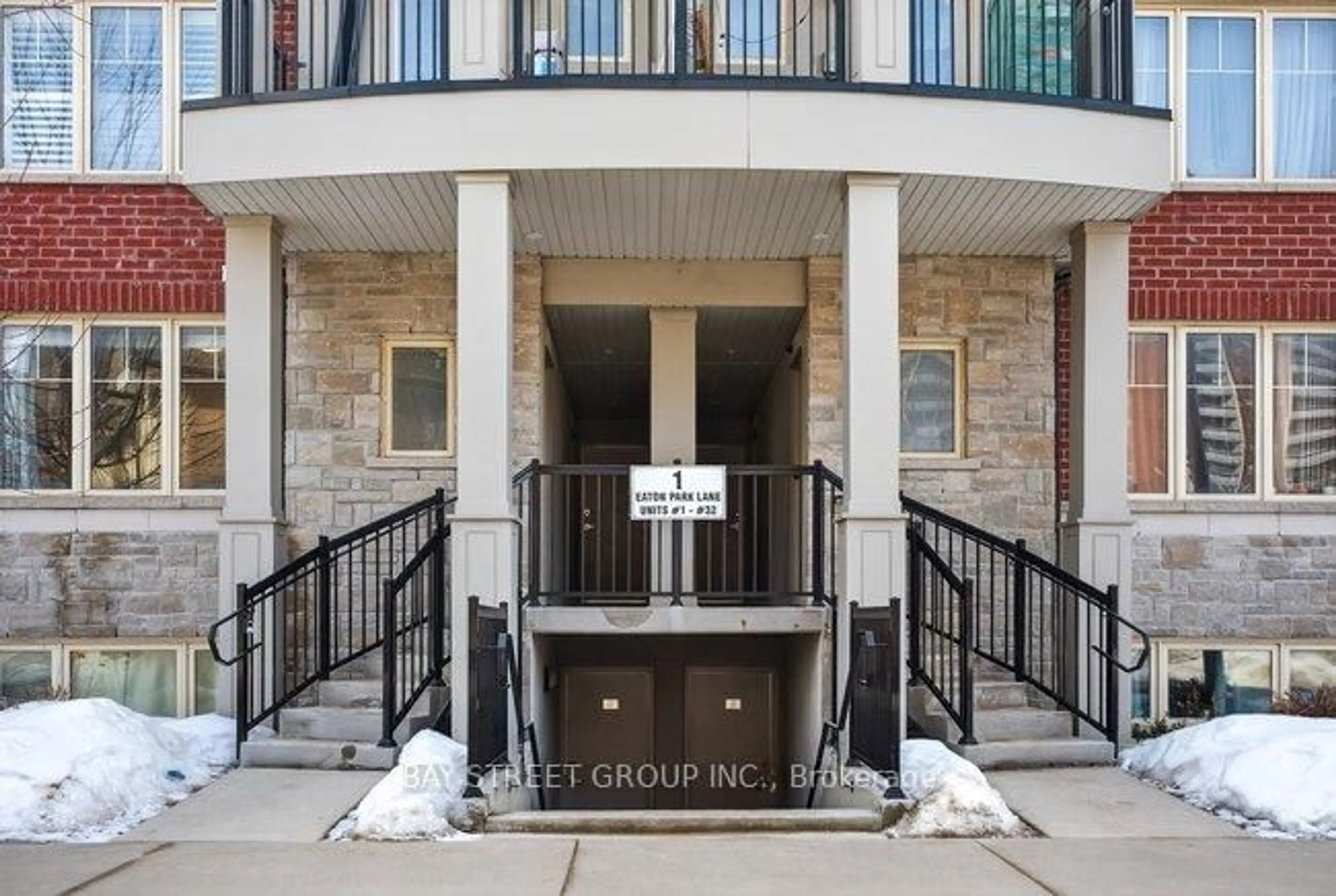 Indoor foyer for 1 Eaton Park Lane #18, Toronto Ontario M1W 0A5