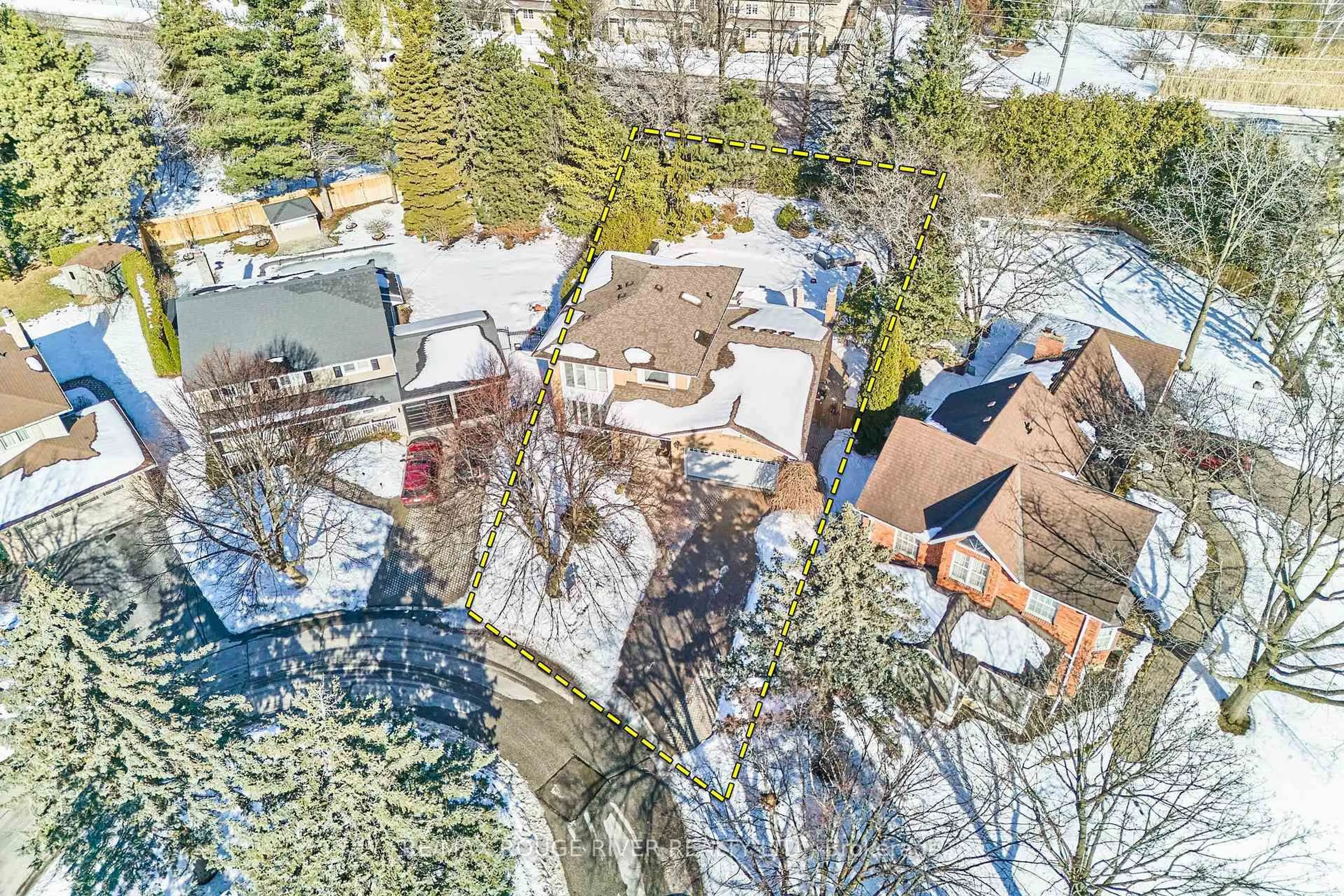 A pic from outside/outdoor area/front of a property/back of a property/a pic from drone, street for 1007 Tiffany Circ, Oshawa Ontario L1G 7S1