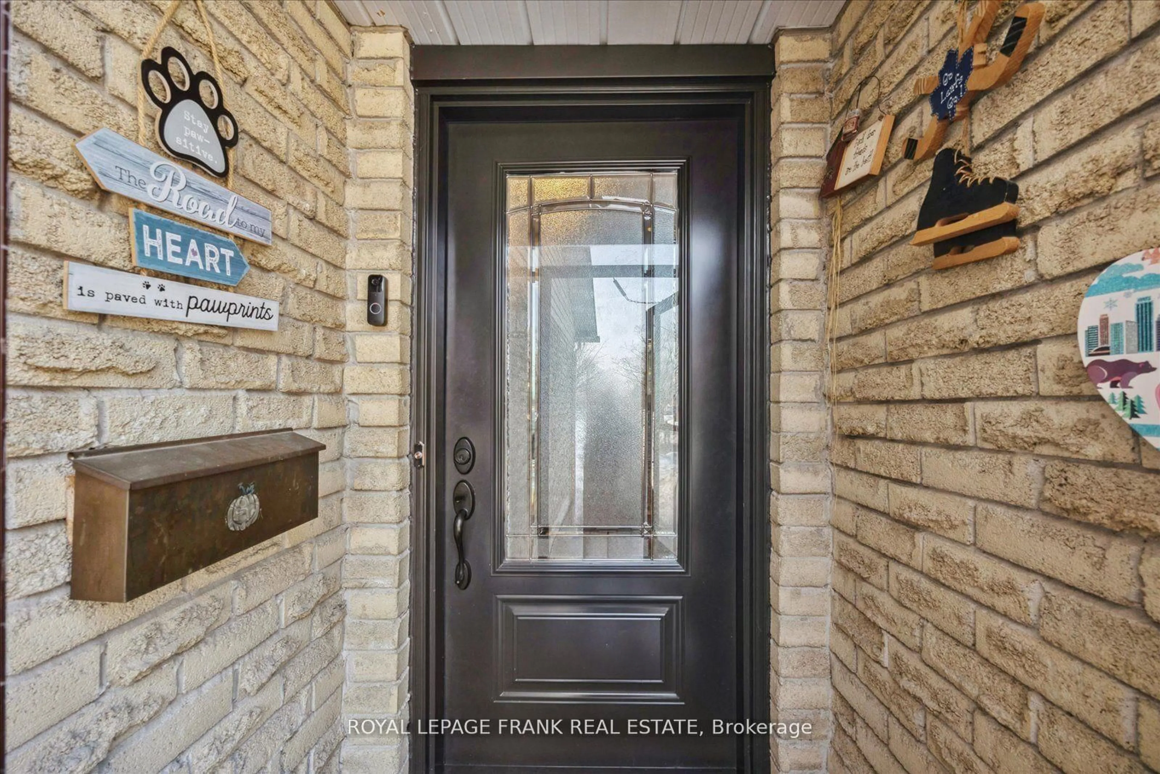 Indoor entryway for 386 Prince Of Wales Dr, Whitby Ontario L1N 6M9