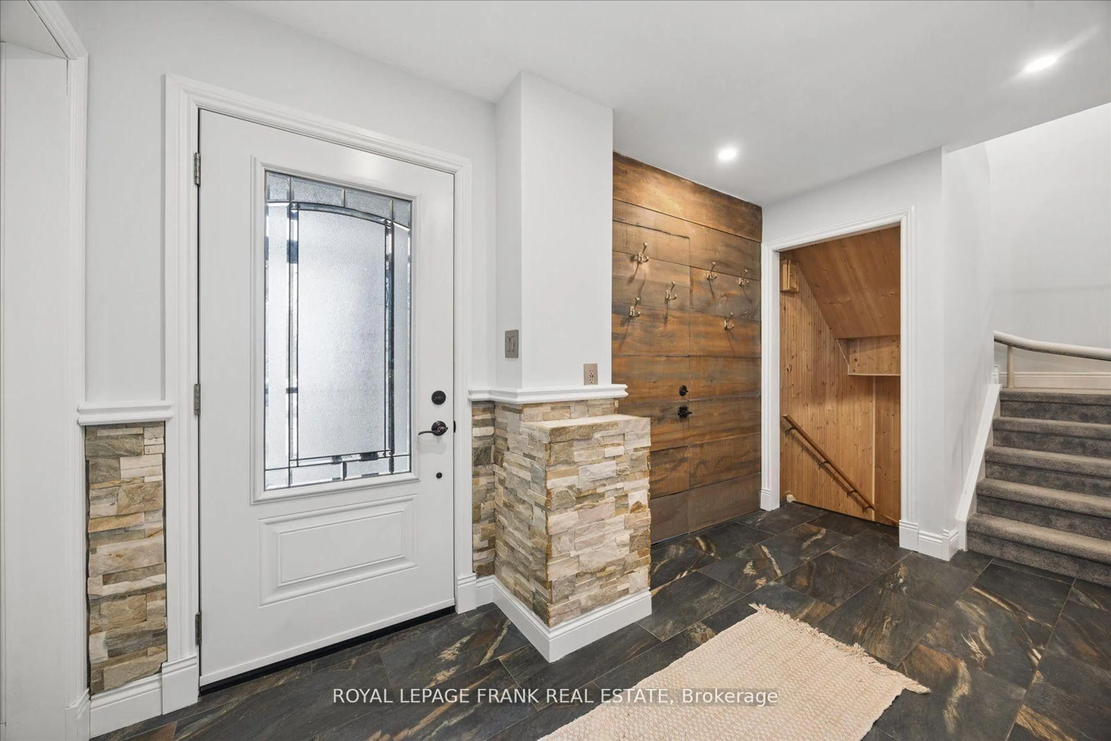 Indoor entryway for 386 Prince Of Wales Dr, Whitby Ontario L1N 6M9