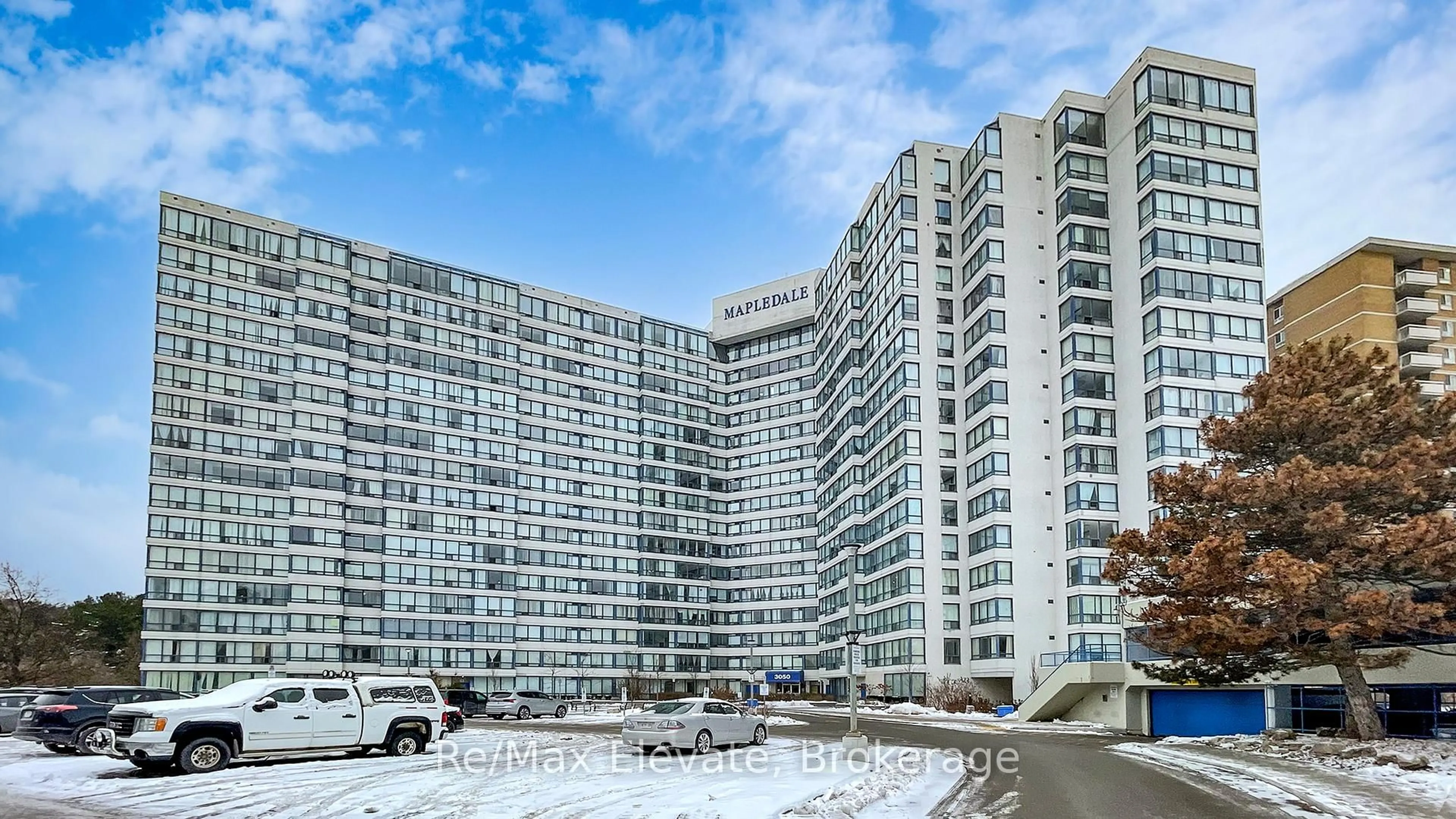 Indoor foyer for 3050 Ellesmere Rd #1102, Toronto Ontario M1E 5E6