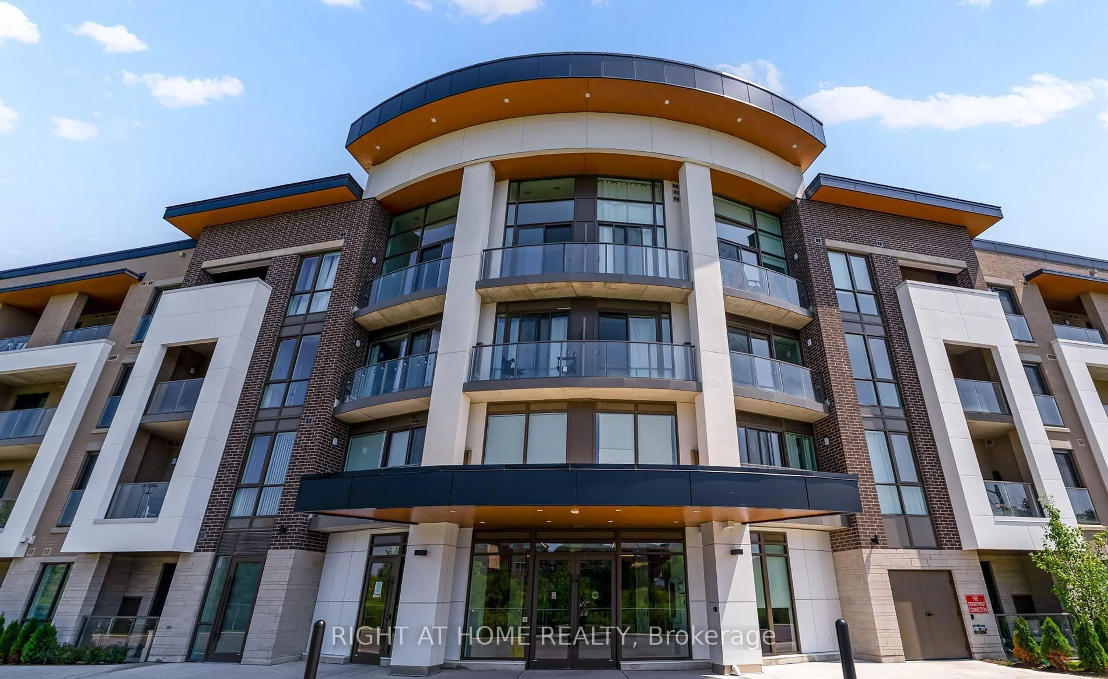 Indoor foyer for 385 Arctic Red Dr #425, Oshawa Ontario L1L 0W9