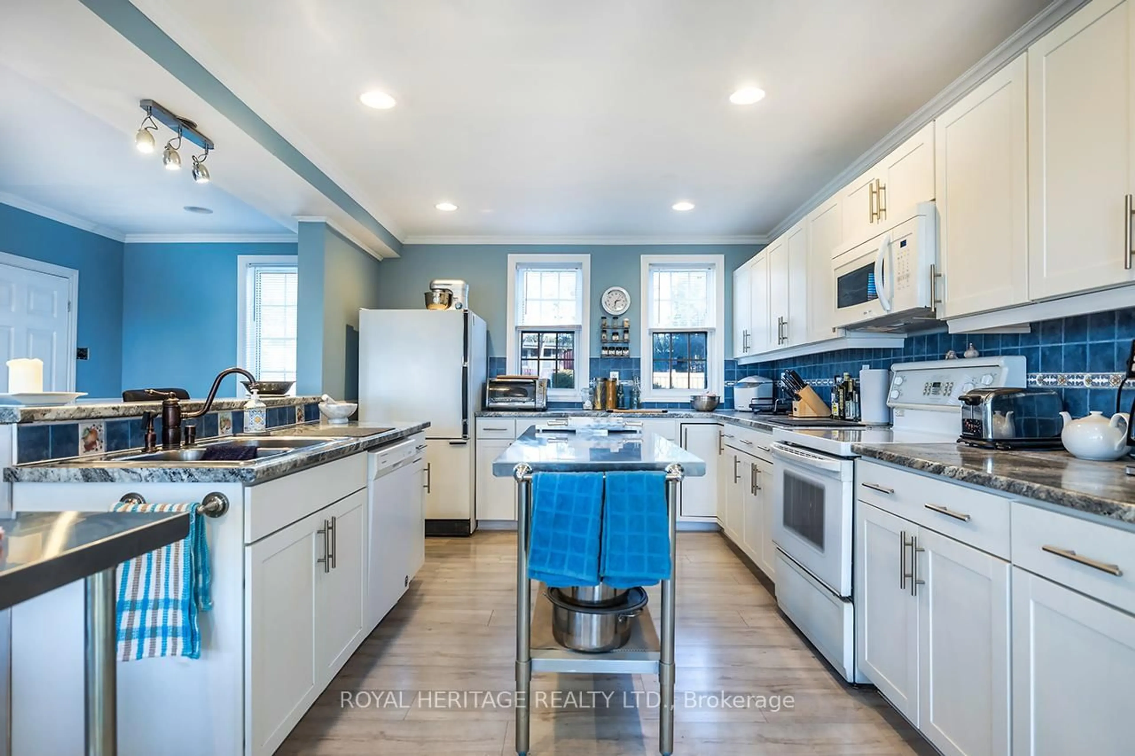 Open concept kitchen, ceramic/tile floor for 64 Cedar Grove Dr, Scugog Ontario L0B 1E0