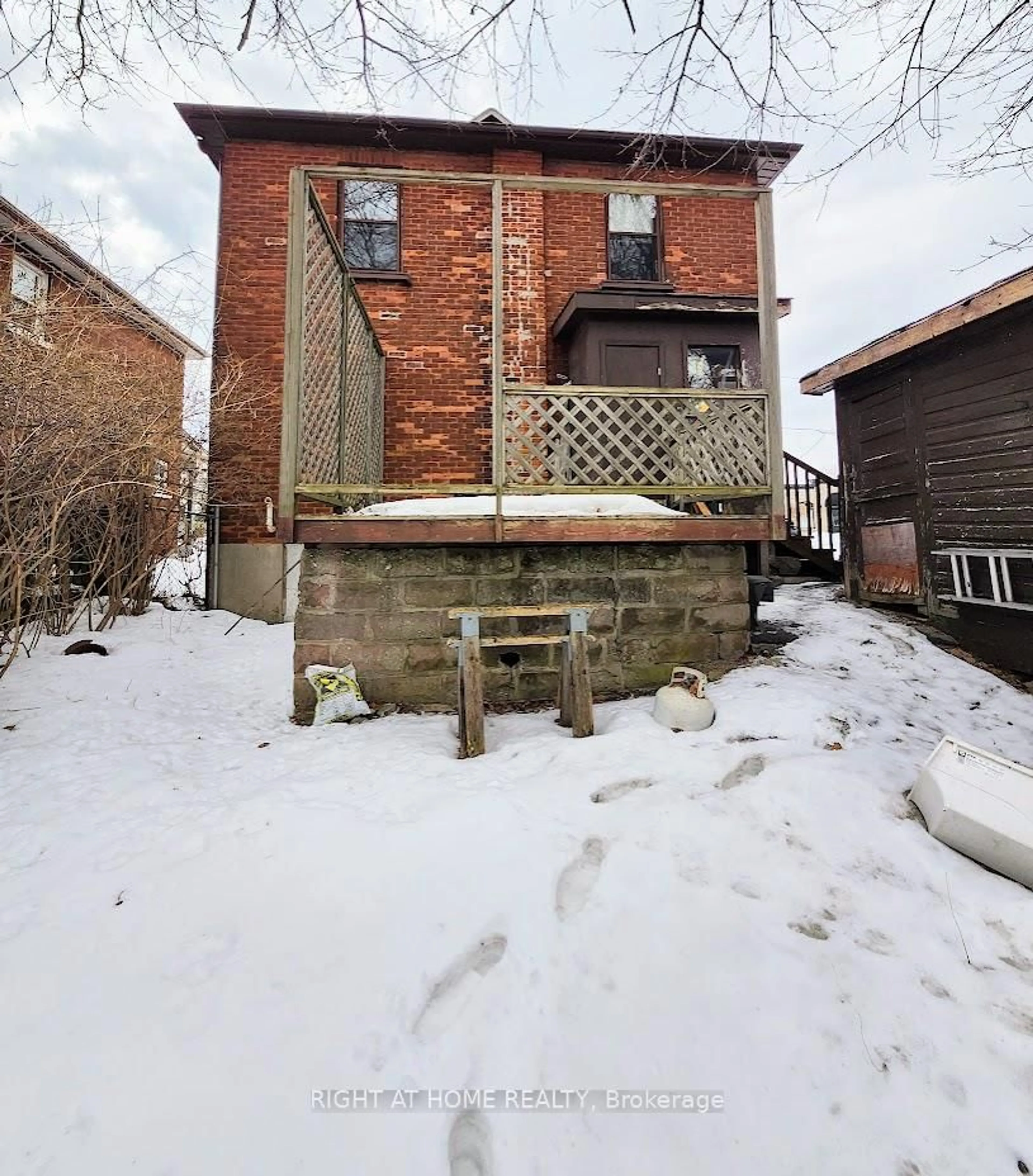 A pic from outside/outdoor area/front of a property/back of a property/a pic from drone, street for 71 Nassau St, Oshawa Ontario L1J 4A3