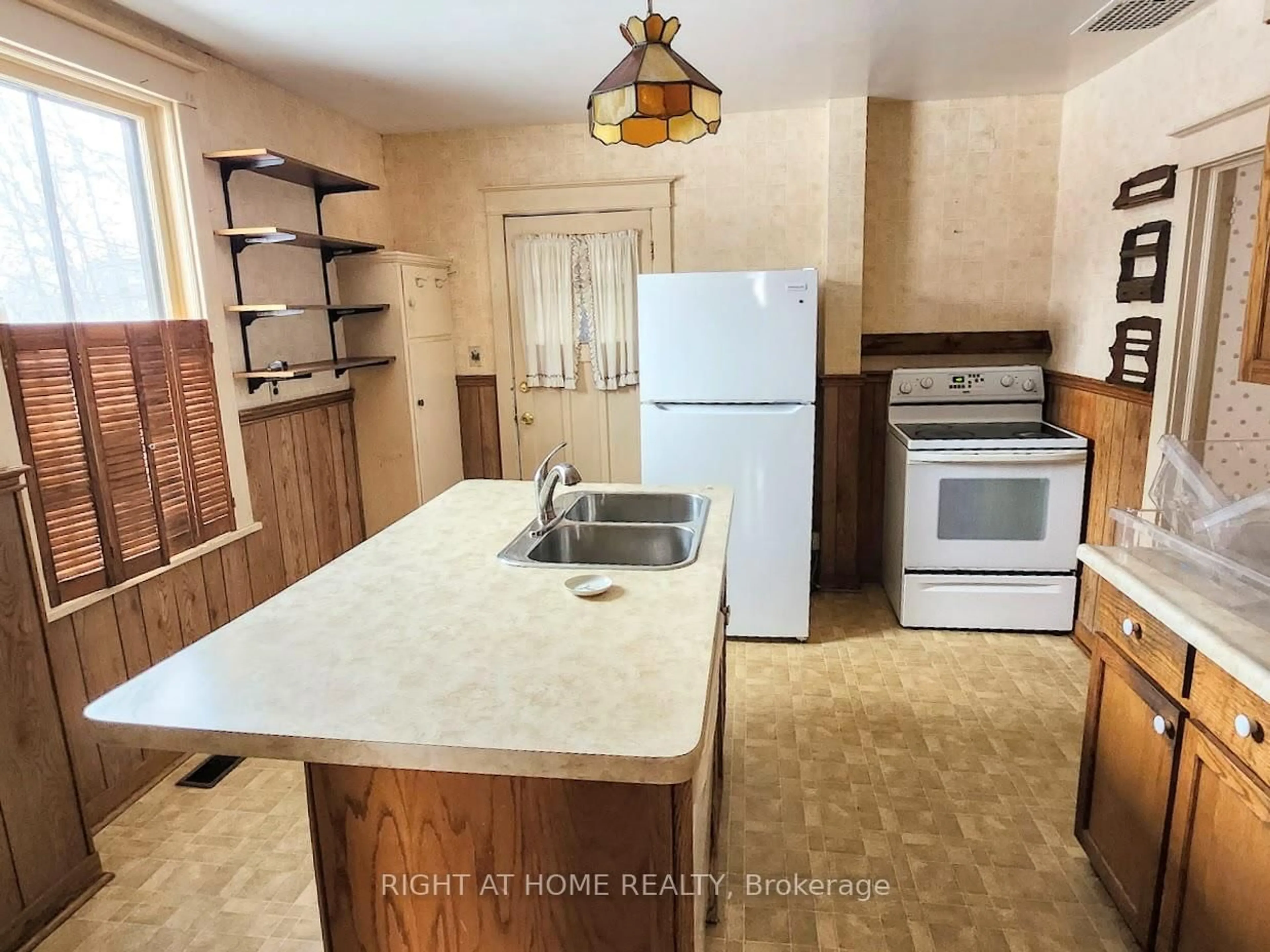 Unknown for 71 Nassau St, Oshawa Ontario L1J 4A3