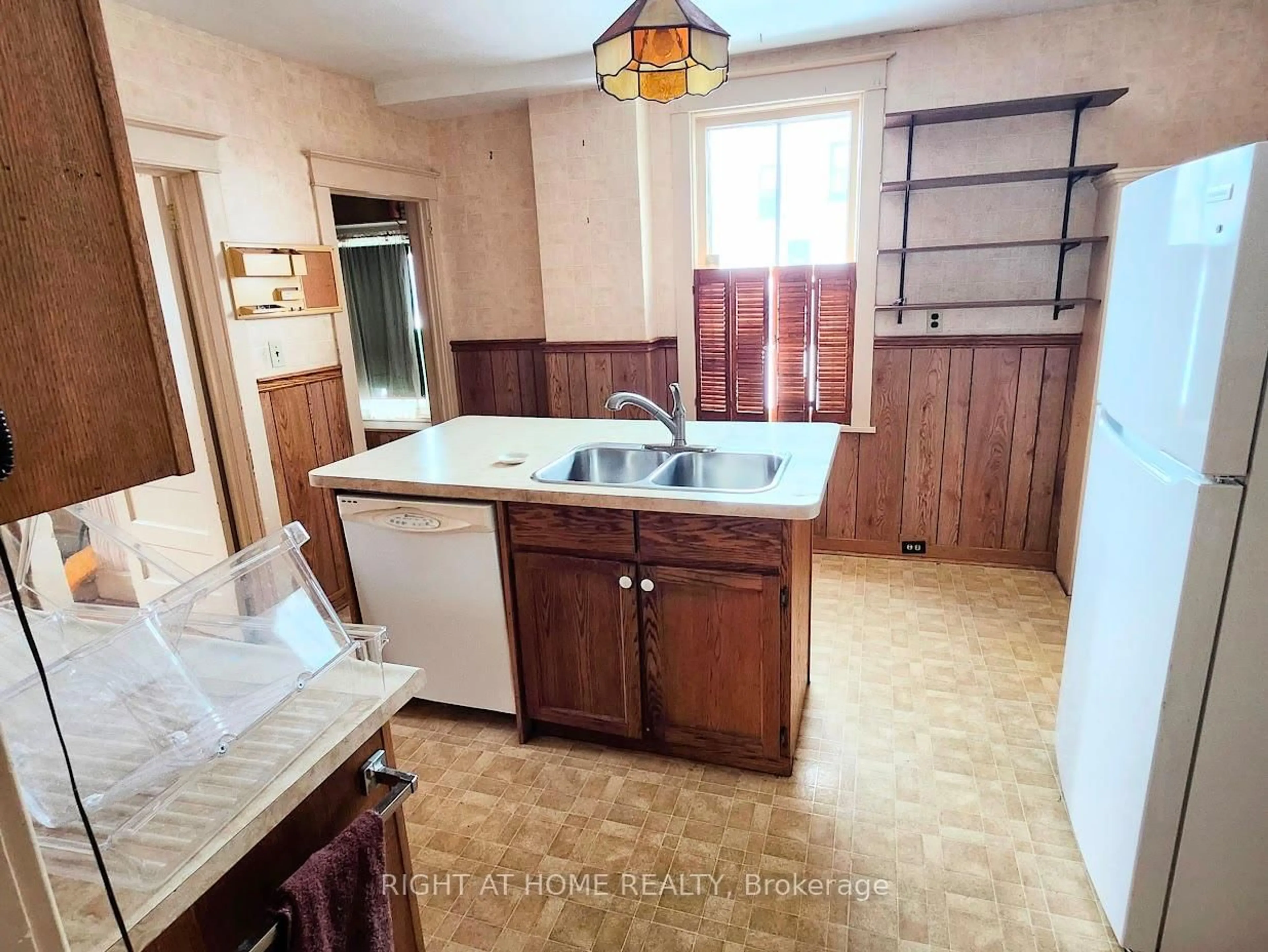 Unknown for 71 Nassau St, Oshawa Ontario L1J 4A3