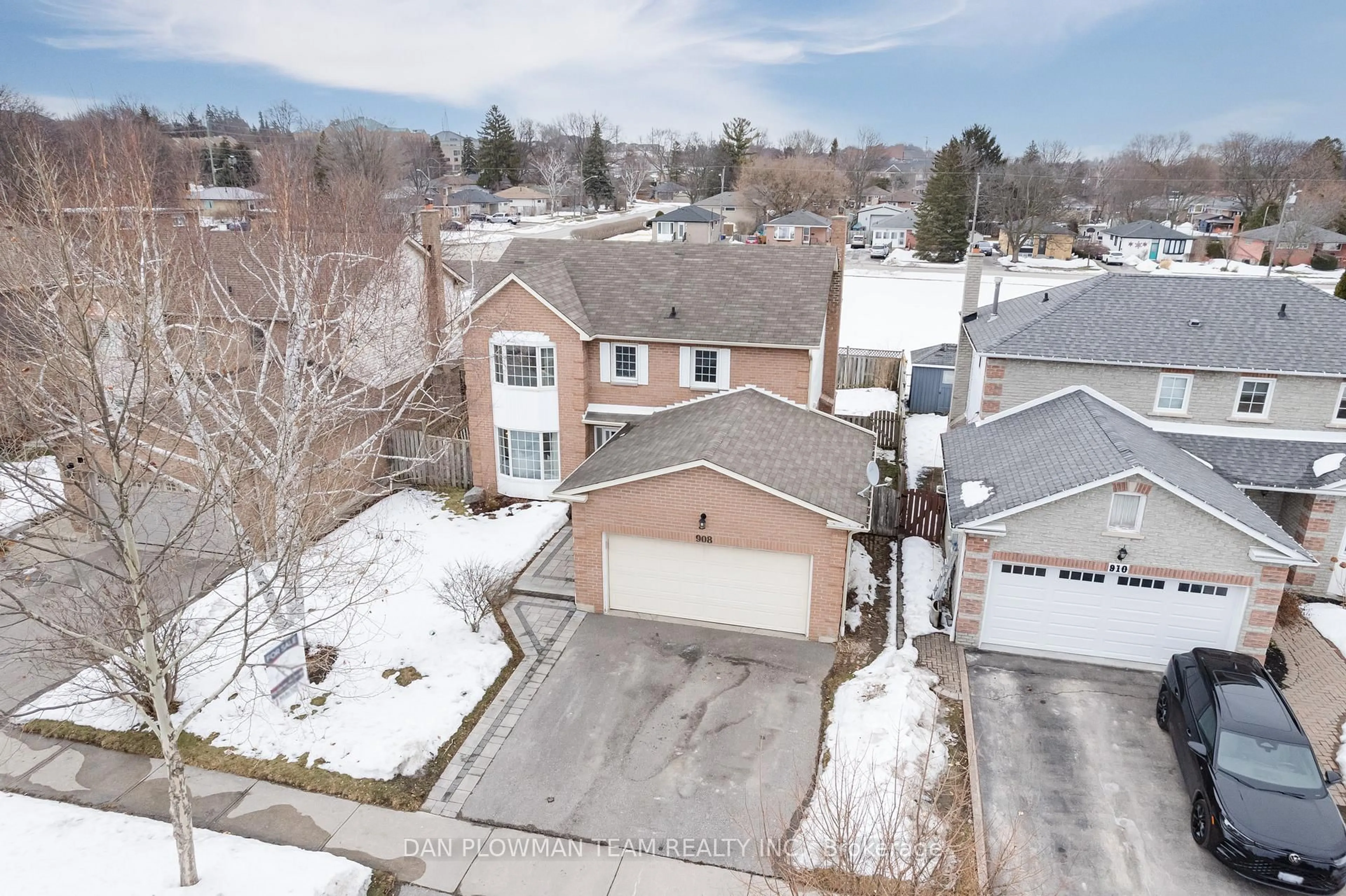 A pic from outside/outdoor area/front of a property/back of a property/a pic from drone, street for 908 White Ash Dr, Whitby Ontario L1N 7S8