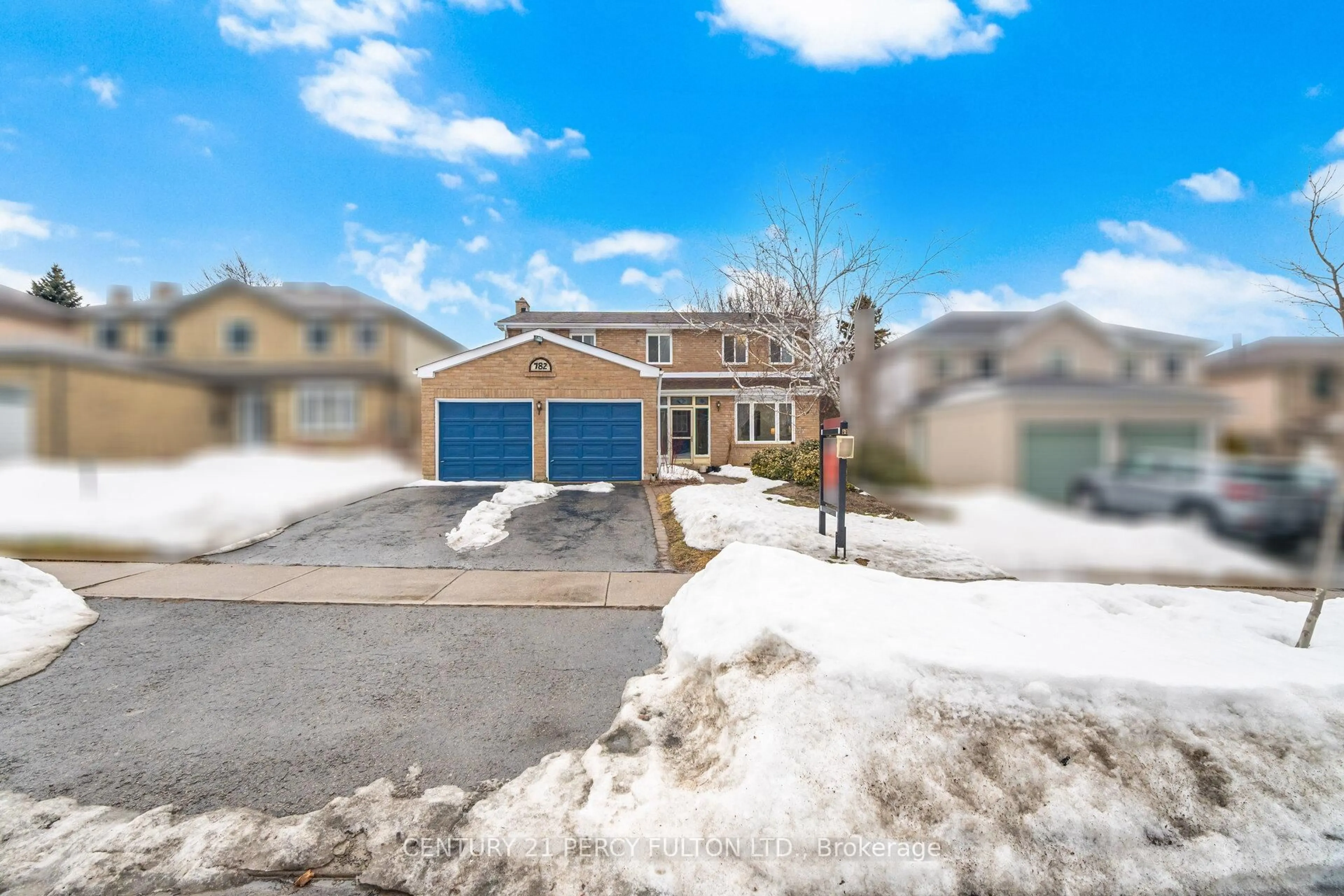 A pic from outside/outdoor area/front of a property/back of a property/a pic from drone, street for 782 Aspen Rd, Pickering Ontario L1V 3S3