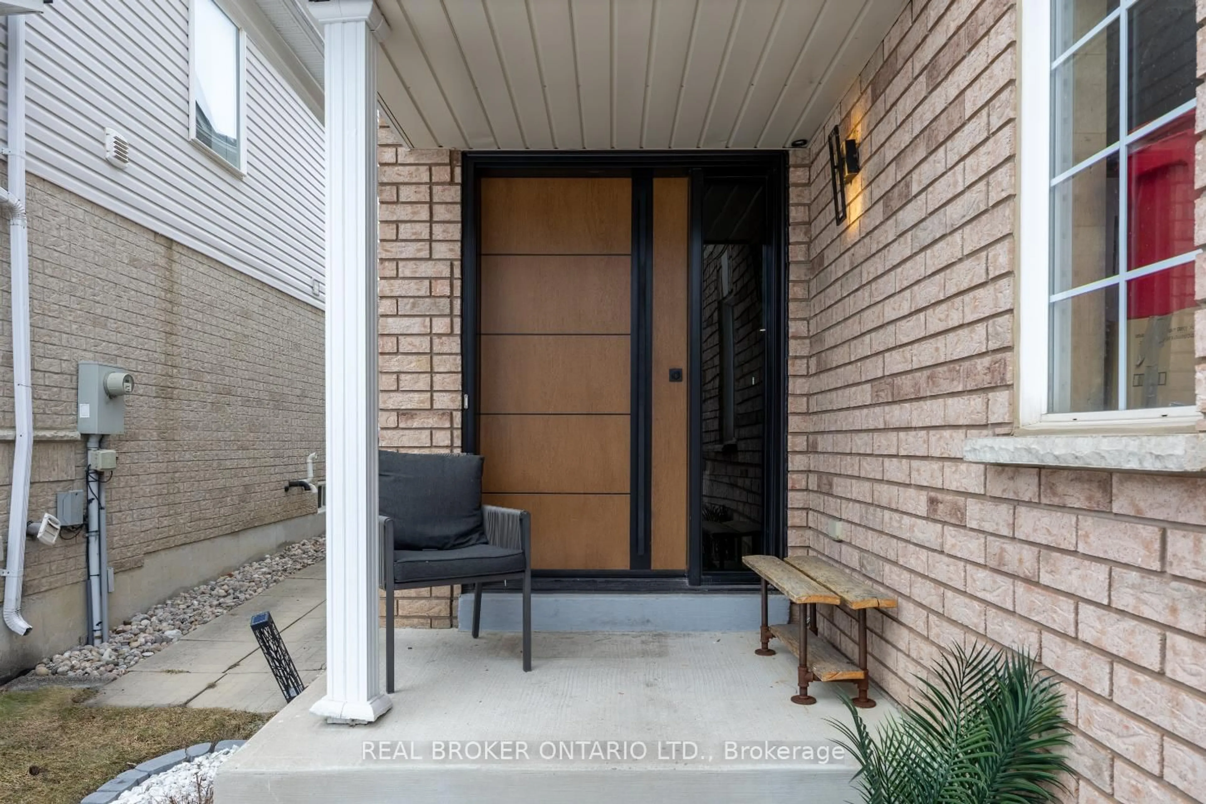 Indoor entryway for 181 Madden Pl, Clarington Ontario L1C 5K4