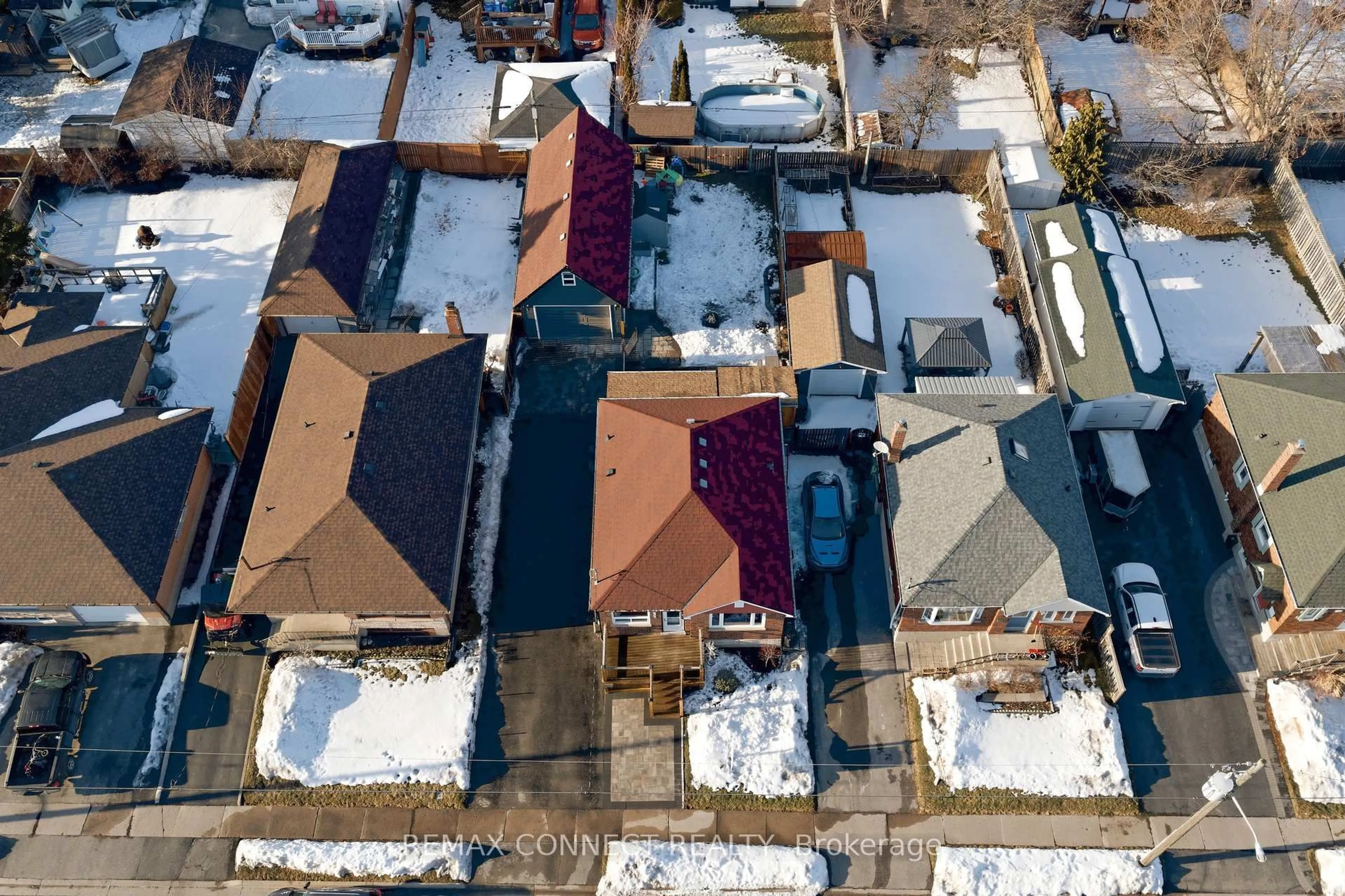 A pic from outside/outdoor area/front of a property/back of a property/a pic from drone, street for 232 George St, Oshawa Ontario L1H 2W5