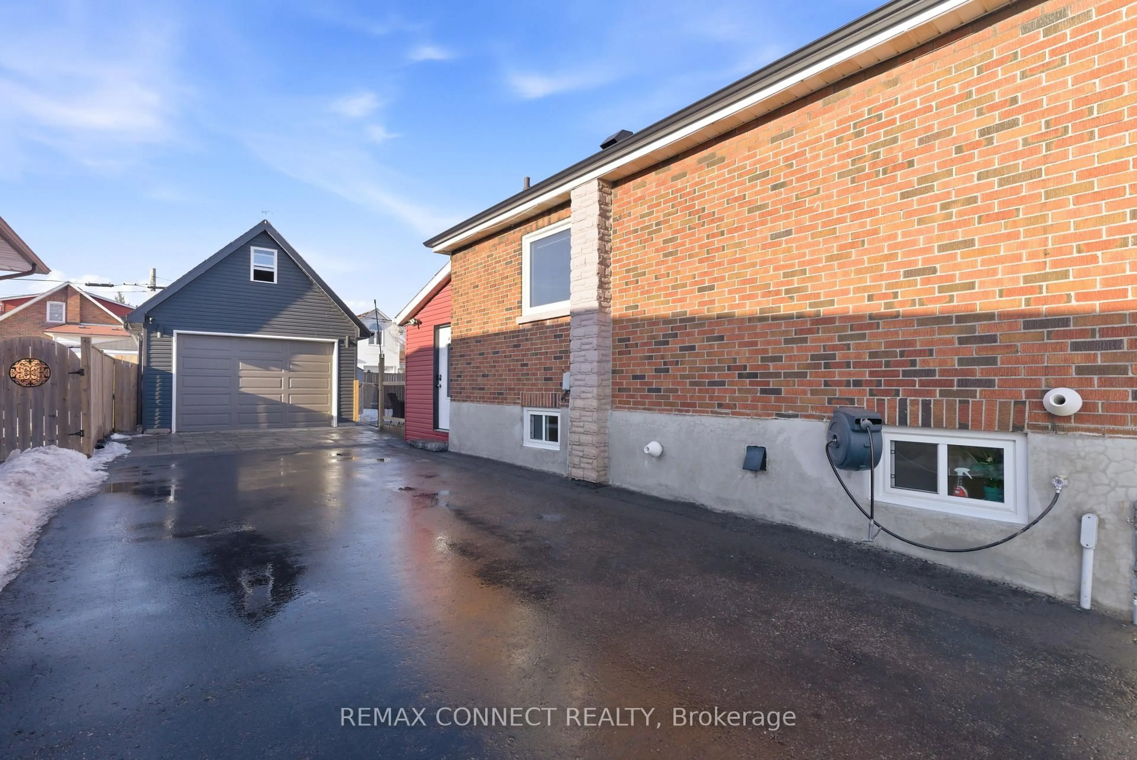 A pic from outside/outdoor area/front of a property/back of a property/a pic from drone, street for 232 George St, Oshawa Ontario L1H 2W5