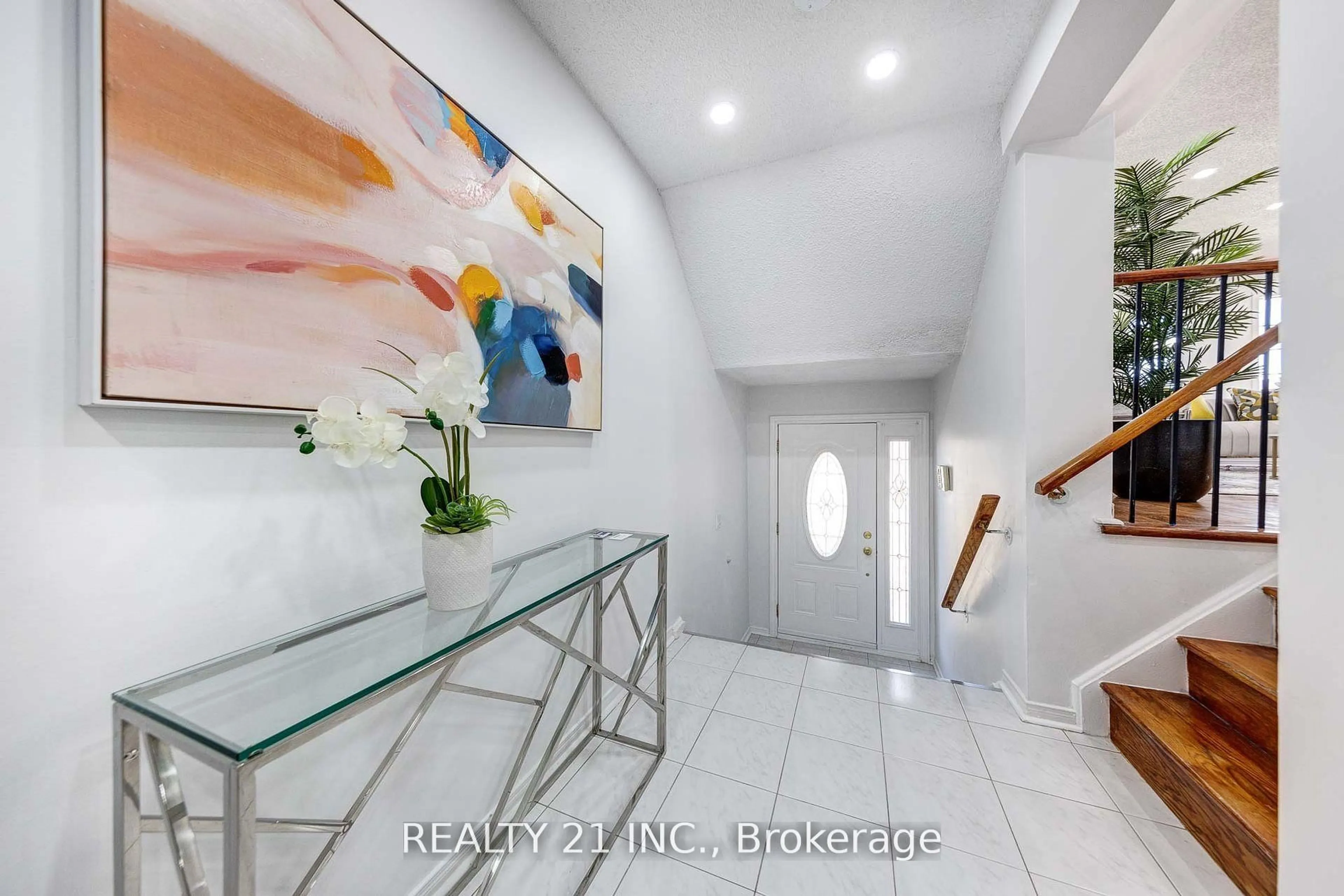 Indoor entryway for 130 Morningview Tr, Toronto Ontario M1B 5L2