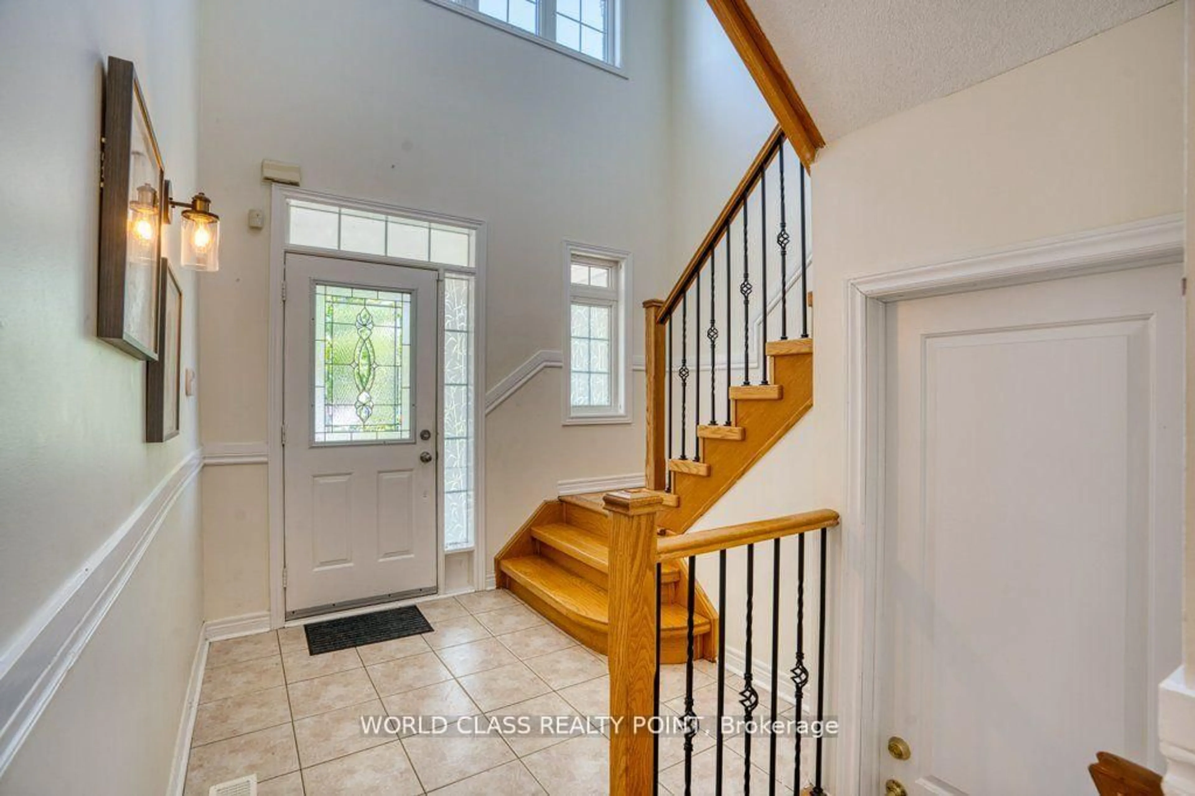 Indoor entryway for 3 Hesham Dr, Whitby Ontario L1M 2J9