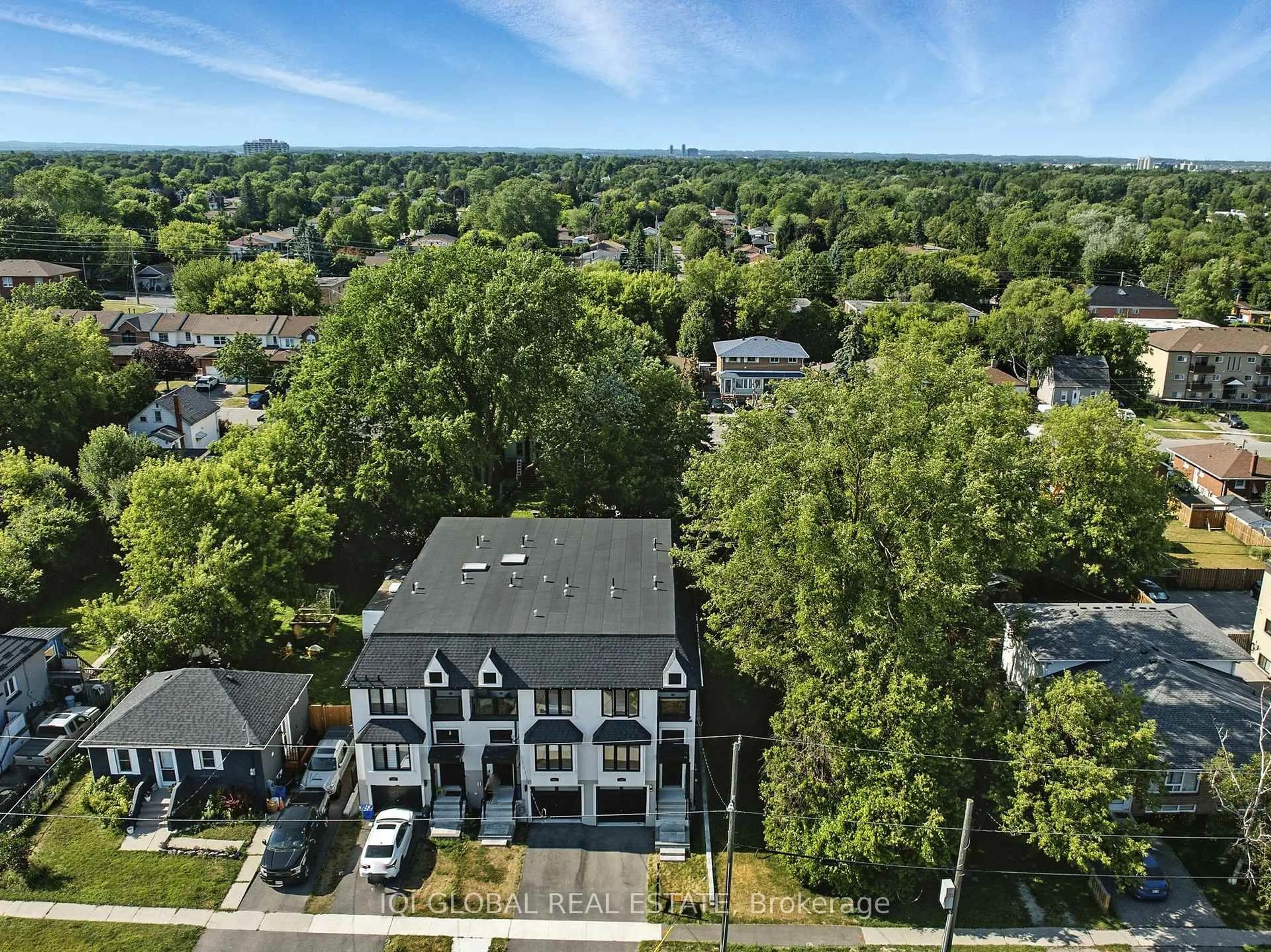A pic from outside/outdoor area/front of a property/back of a property/a pic from drone, city buildings view from balcony for 308 Anderson Ave, Oshawa Ontario L1J 2N7