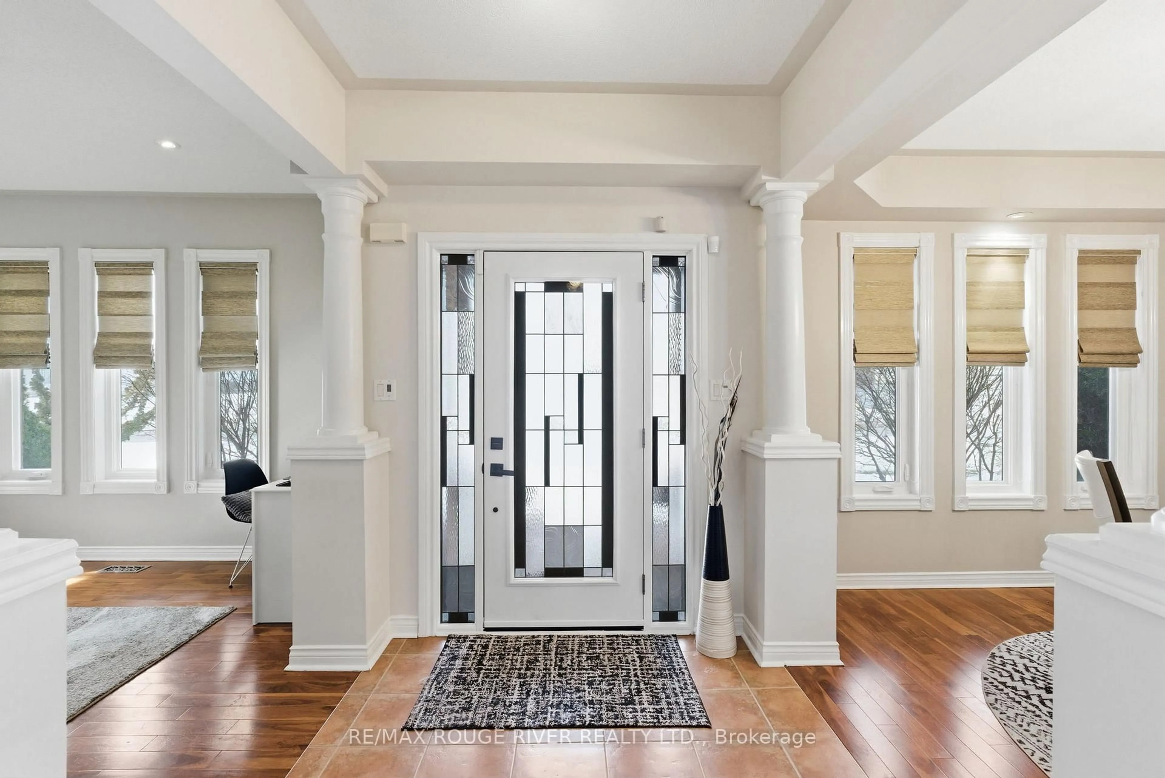 Indoor entryway for 2 Hesham Dr, Whitby Ontario L1M 2J9