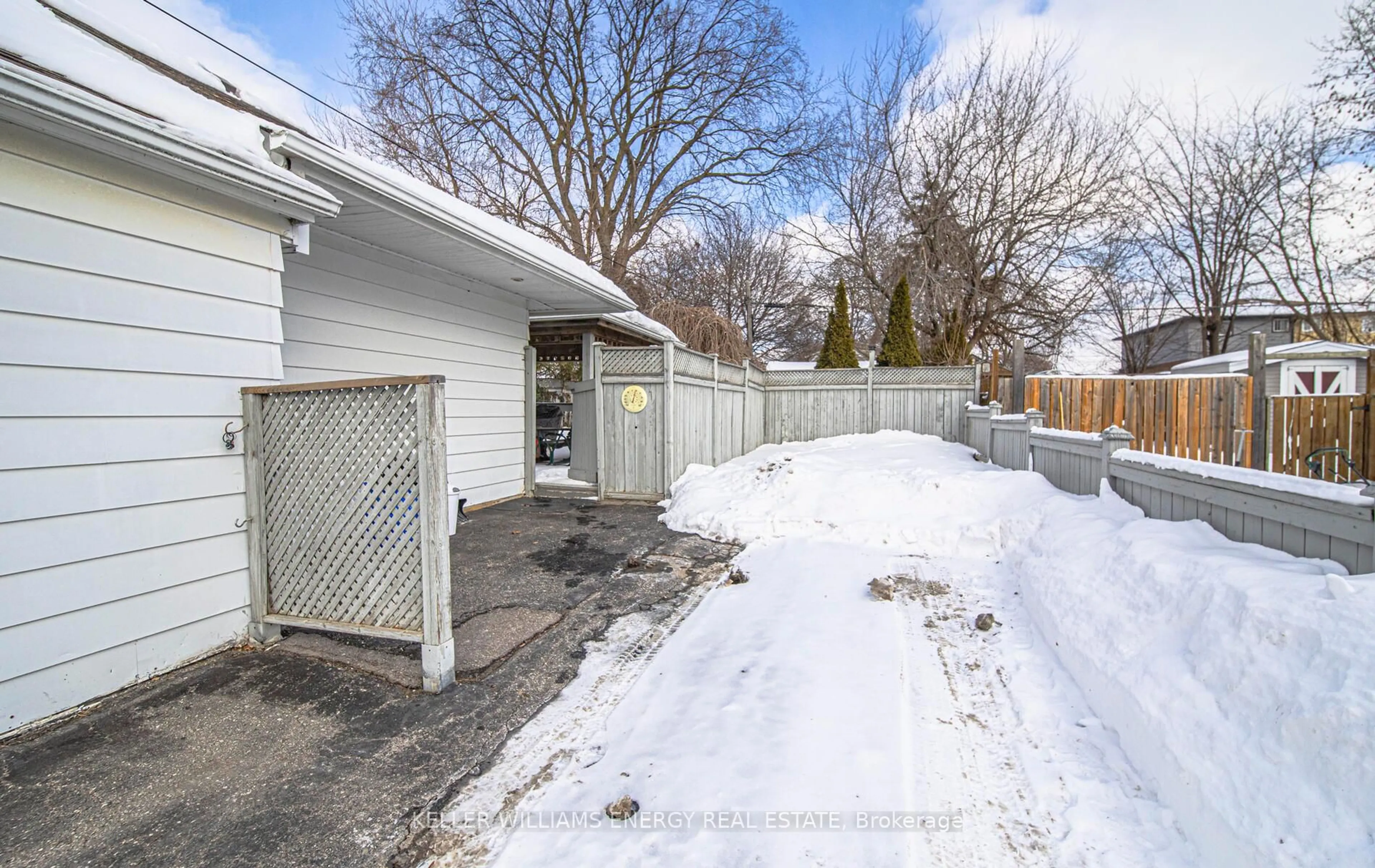 Unknown for 449 Cromwell Ave, Oshawa Ontario L1J 4V3