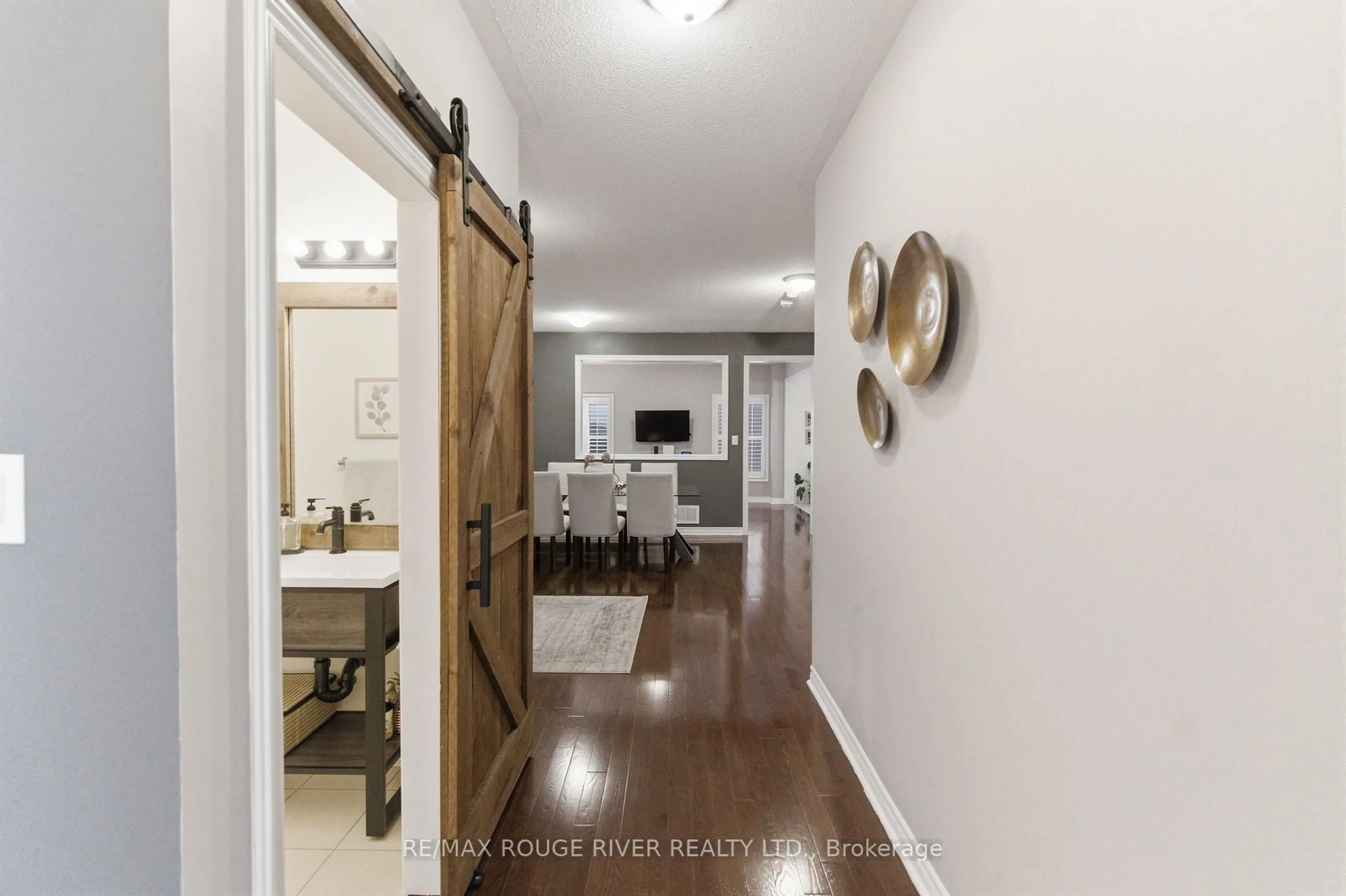 Indoor entryway for 50 Cale Ave, Clarington Ontario L1E 0H4