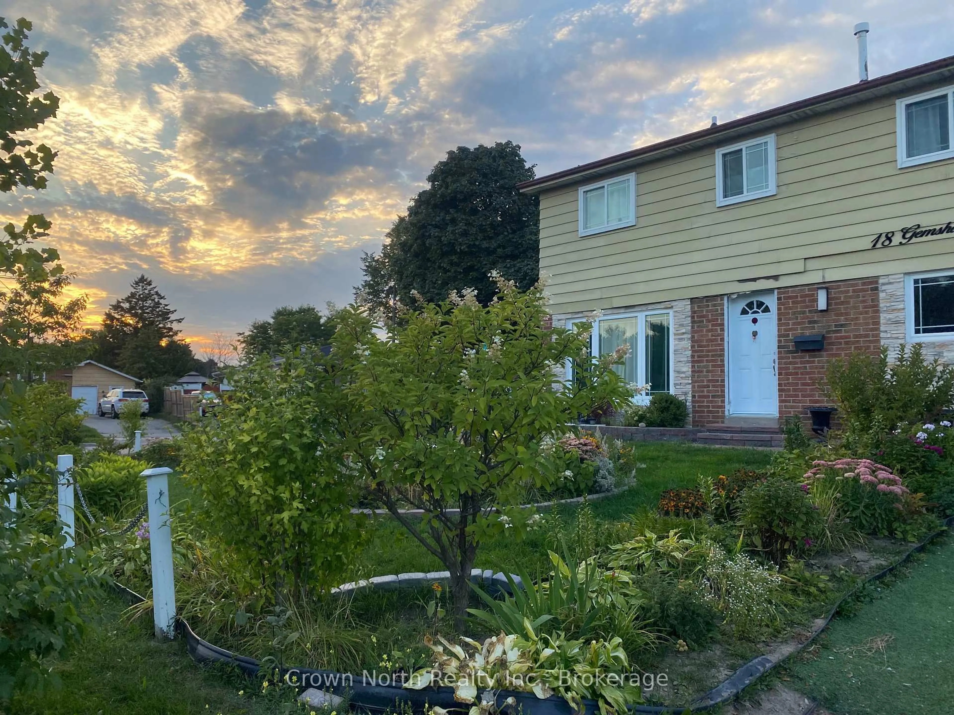 A pic from outside/outdoor area/front of a property/back of a property/a pic from drone, street for 18 Gemshaw Cres, Toronto Ontario M1B 1L4