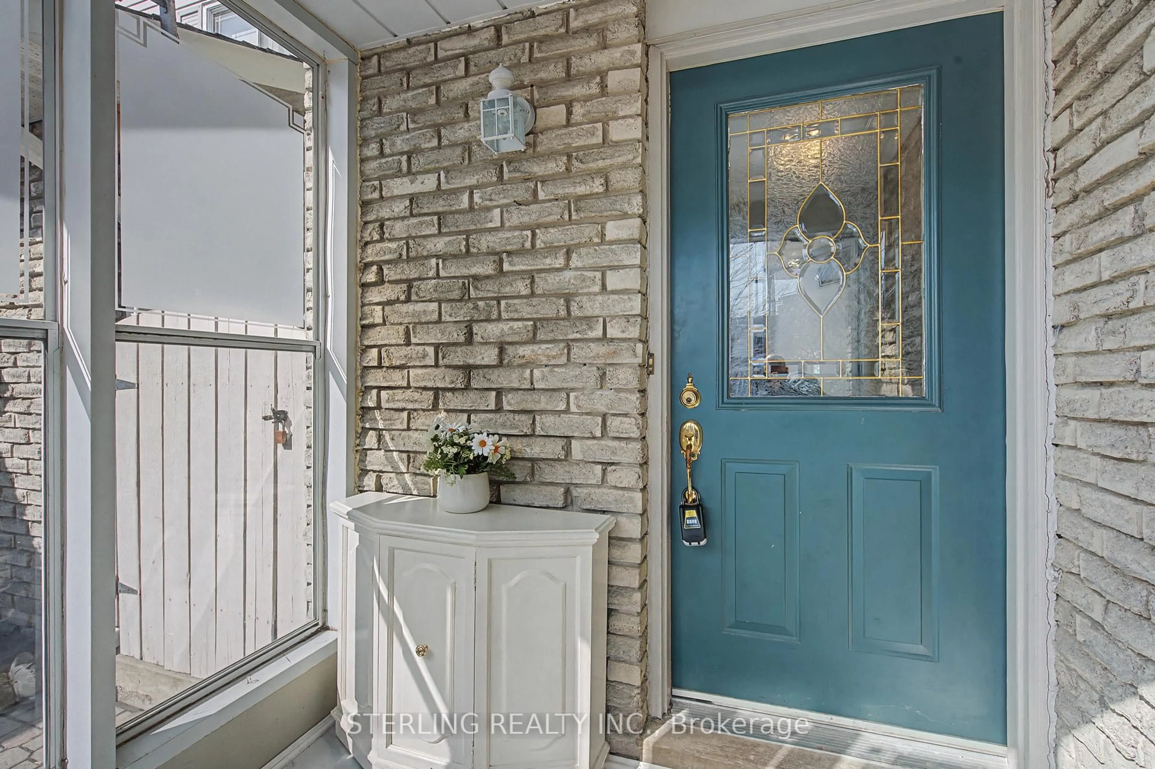 Indoor entryway for 673 Balsam Cres, Oshawa Ontario L1J 6A1
