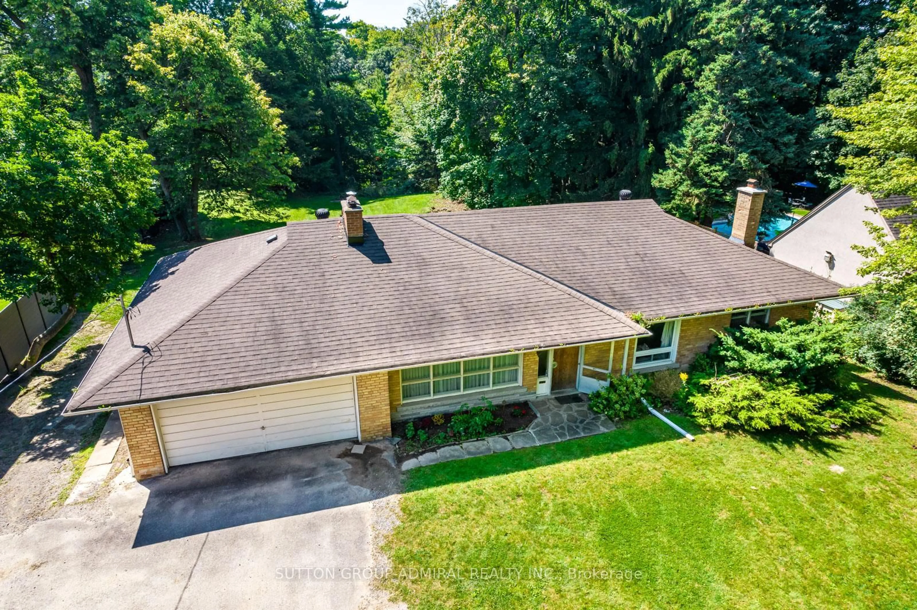 A pic from outside/outdoor area/front of a property/back of a property/a pic from drone, street for 15 Bellehaven Cres, Toronto Ontario M1M 1H2