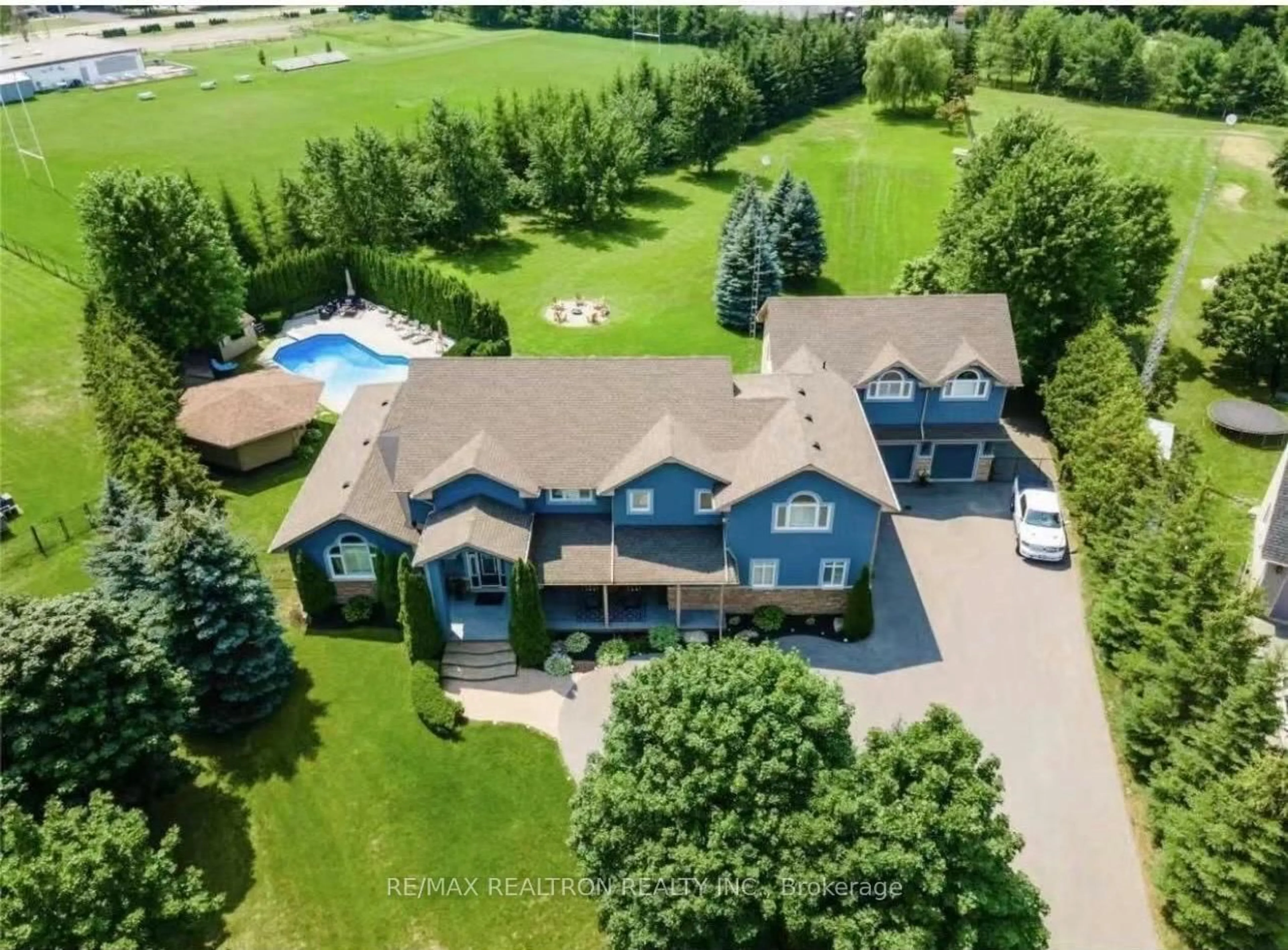 A pic from outside/outdoor area/front of a property/back of a property/a pic from drone, unknown for 99 Hurd St, Oshawa Ontario L1H 7K4