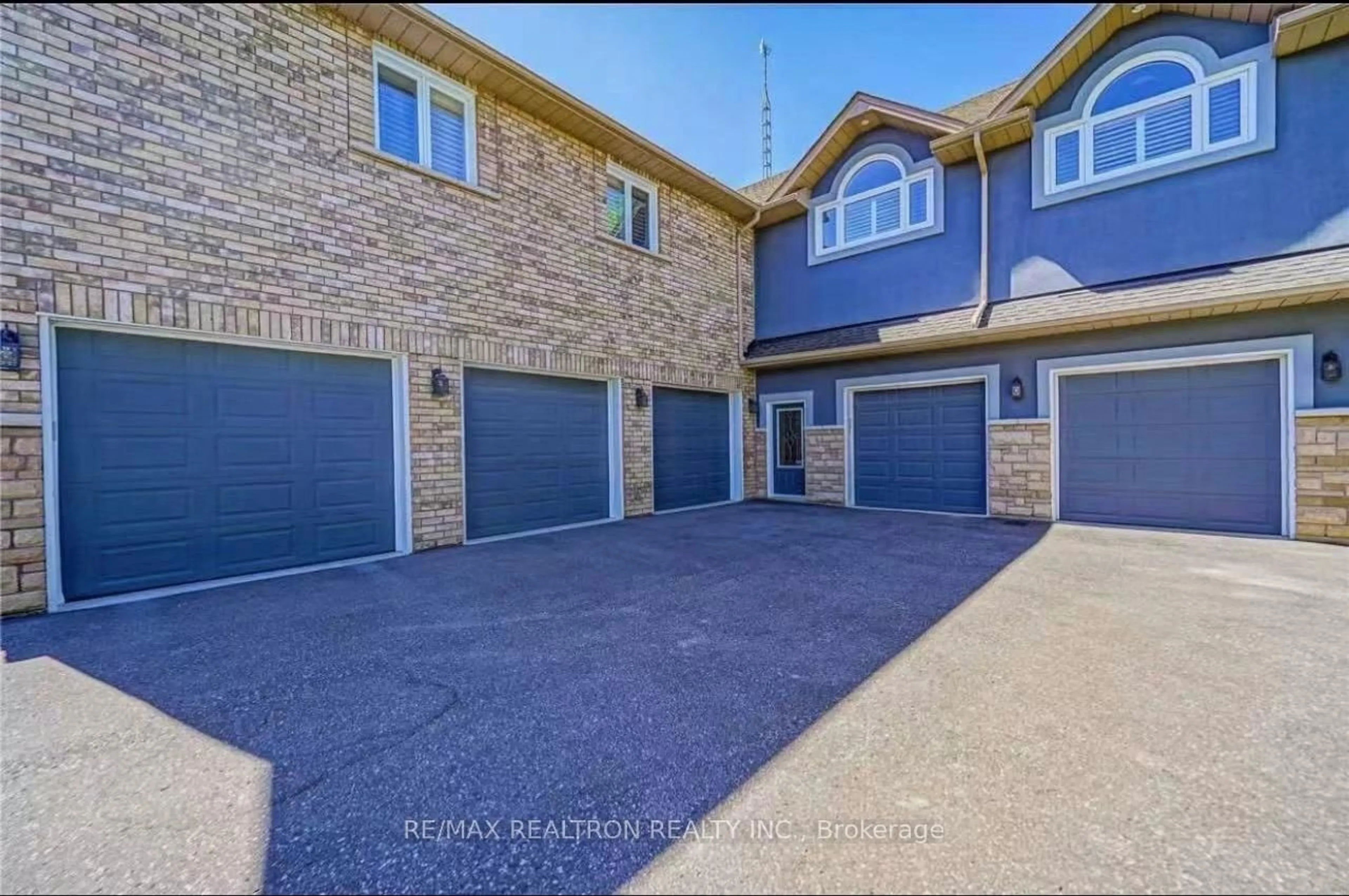 A pic from outside/outdoor area/front of a property/back of a property/a pic from drone, street for 99 Hurd St, Oshawa Ontario L1H 7K4