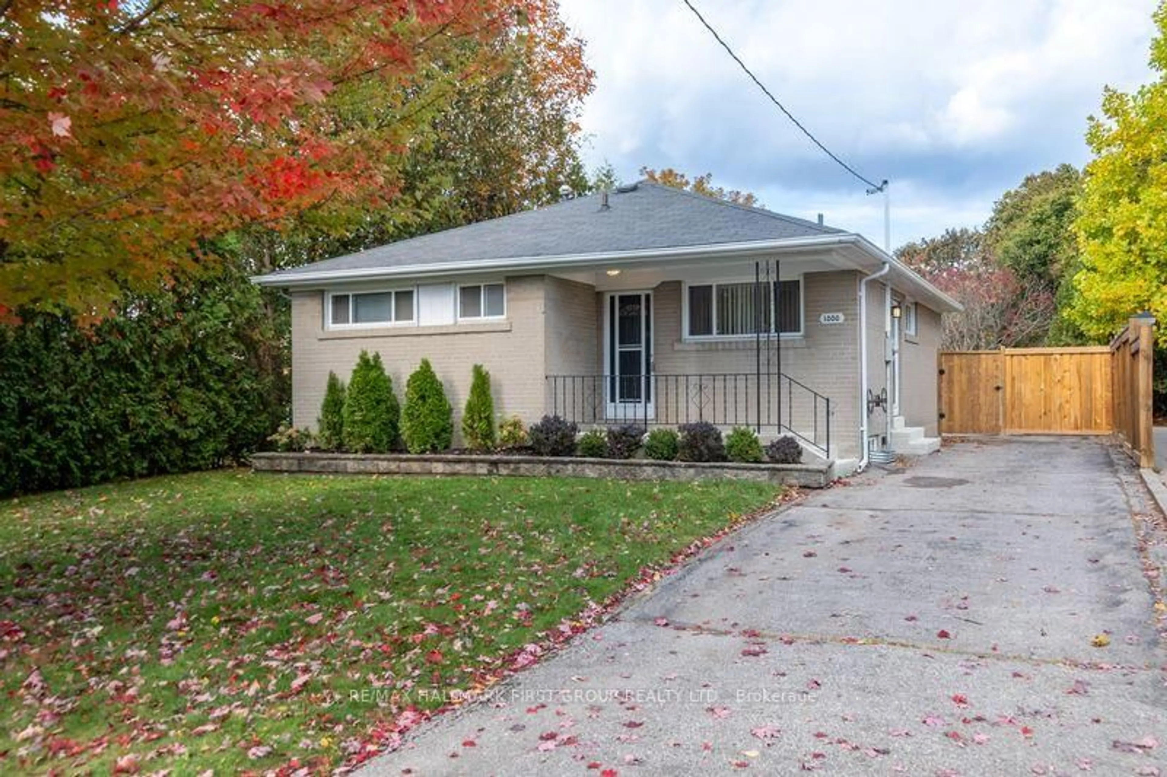 Home with vinyl exterior material, street for 1000 Wardman Cres, Whitby Ontario L1N 3G9