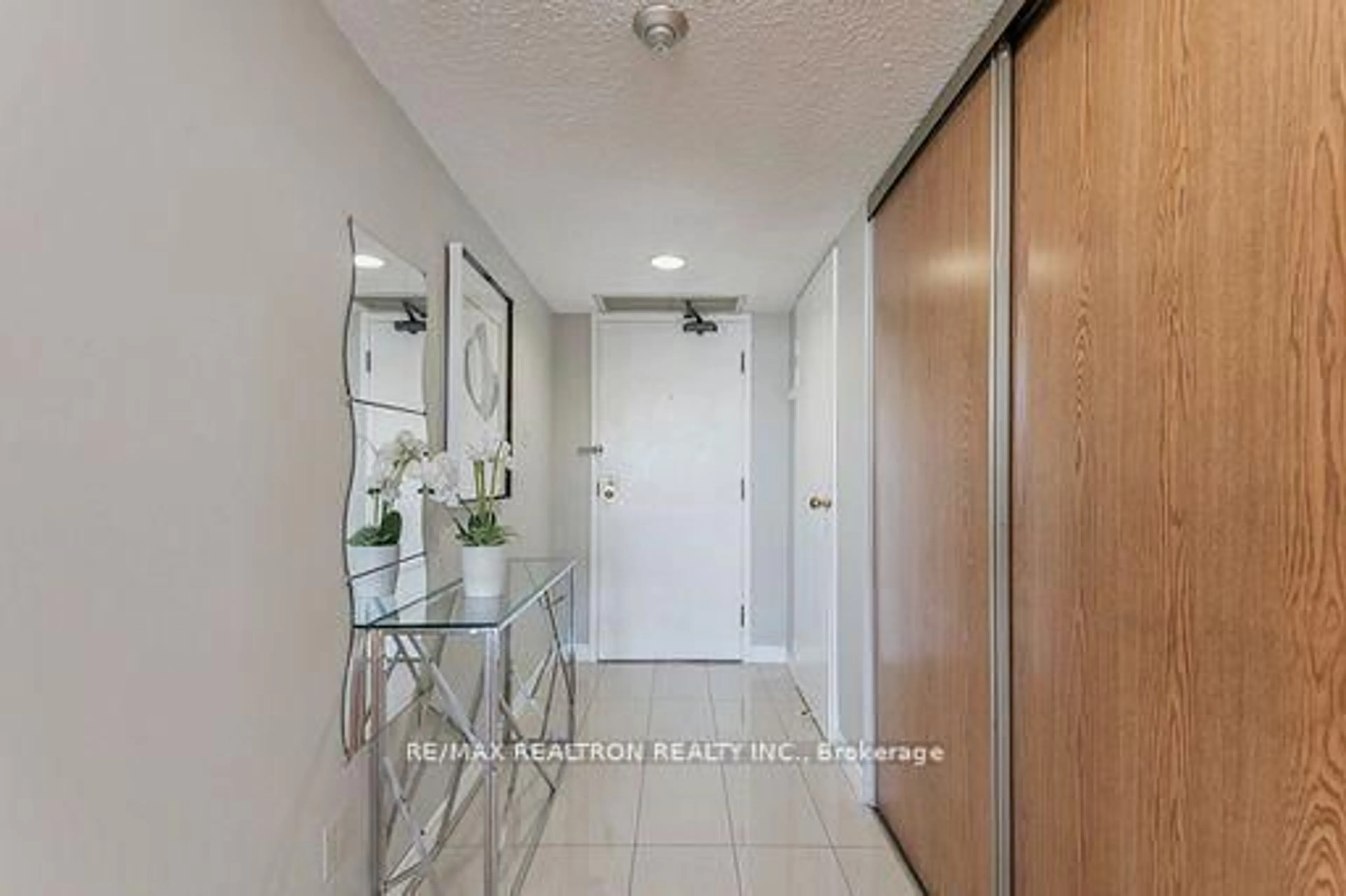 Indoor entryway for 150 ALTON TOWERS Circ #1503, Toronto Ontario M1V 4X7