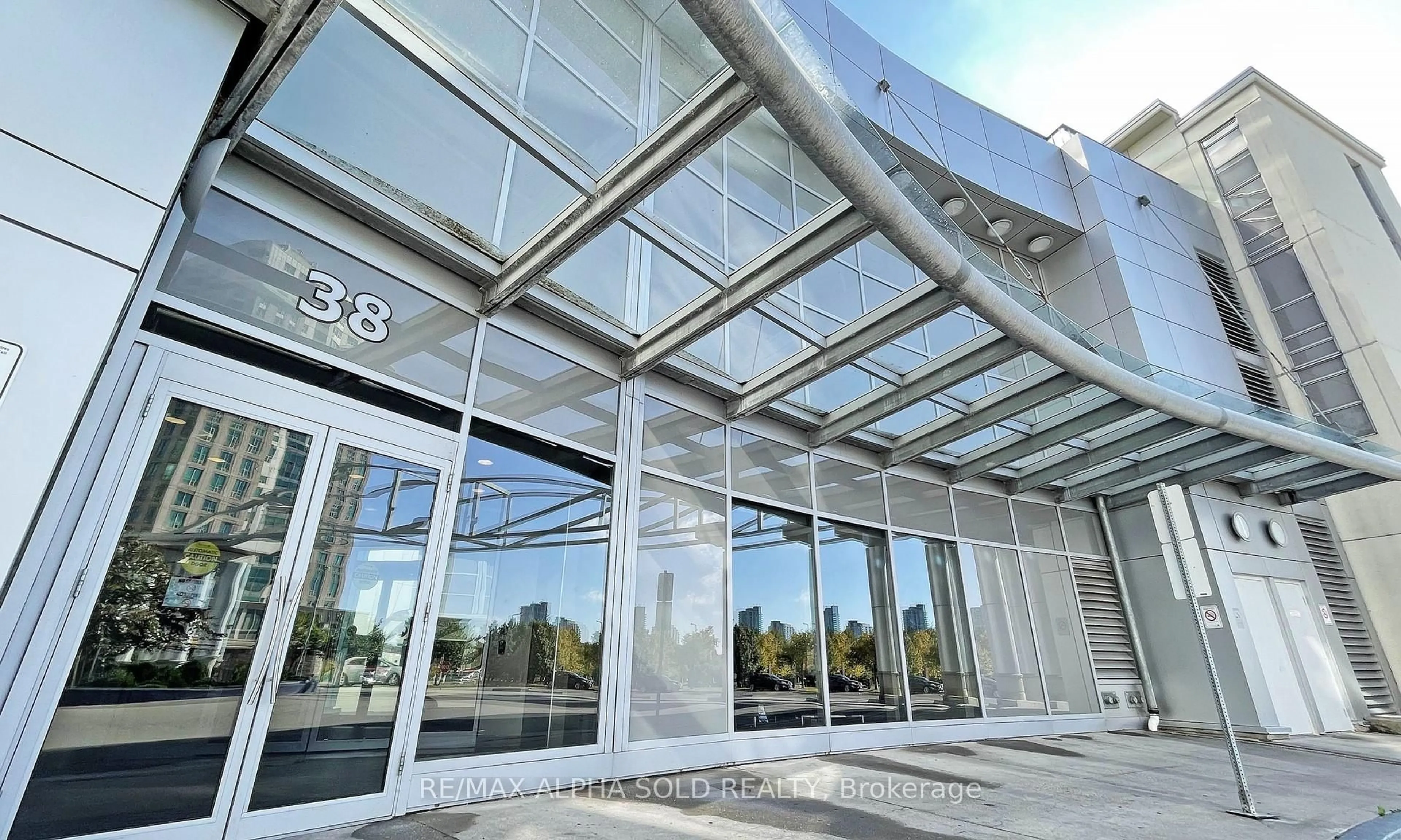 Indoor foyer for 38 Lee Centre Dr #509, Toronto Ontario M1H 3J7