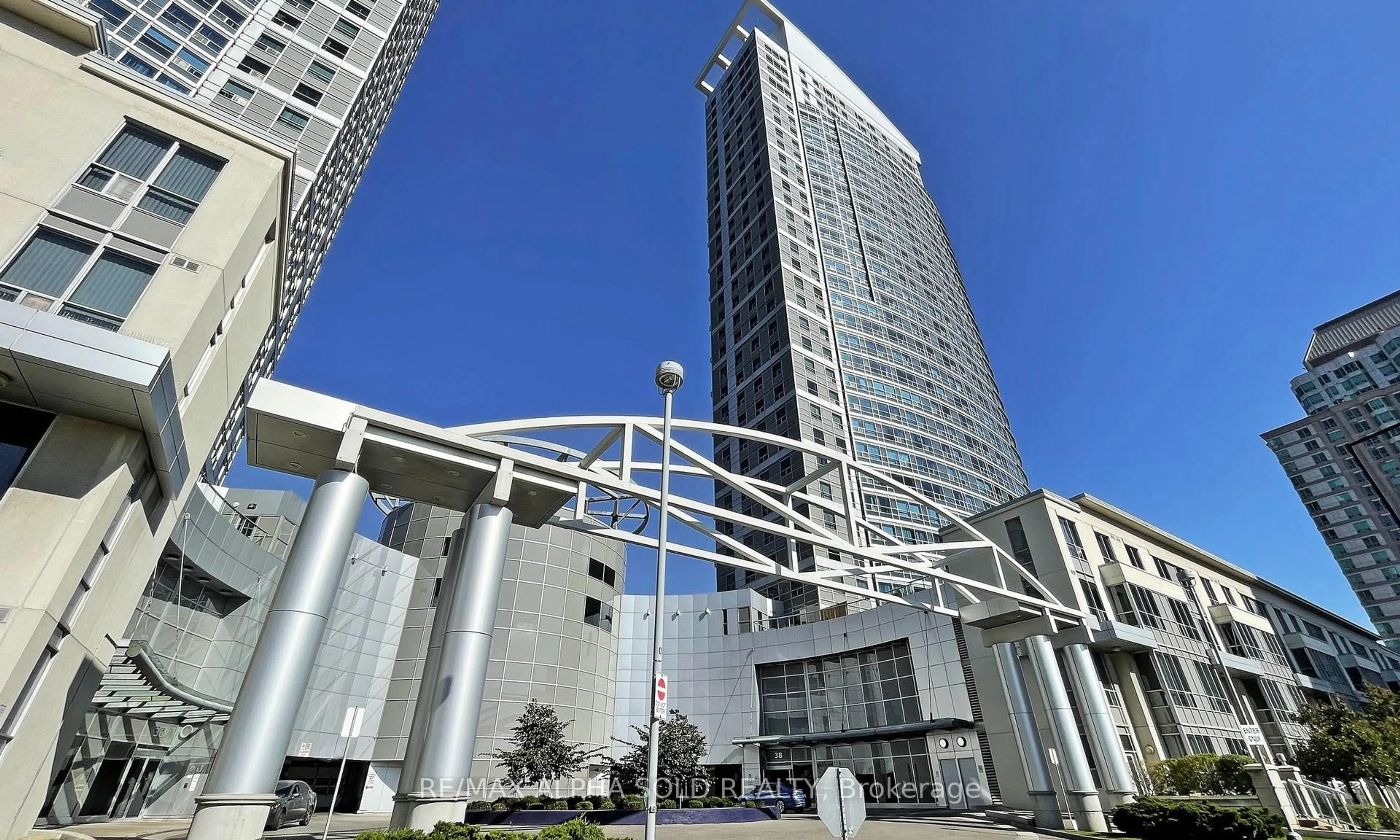 Indoor foyer for 38 Lee Centre Dr #509, Toronto Ontario M1H 3J7