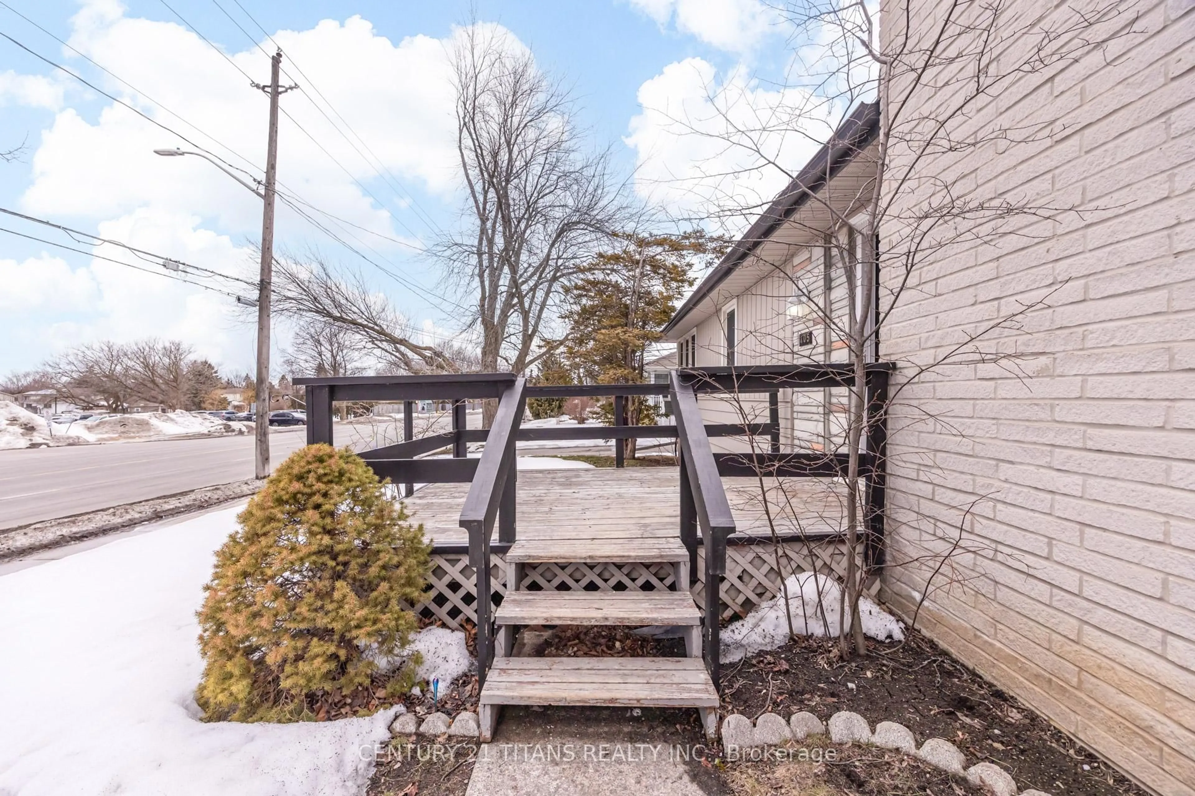 Patio, street for 405 Anderson St, Whitby Ontario L1N 3V8