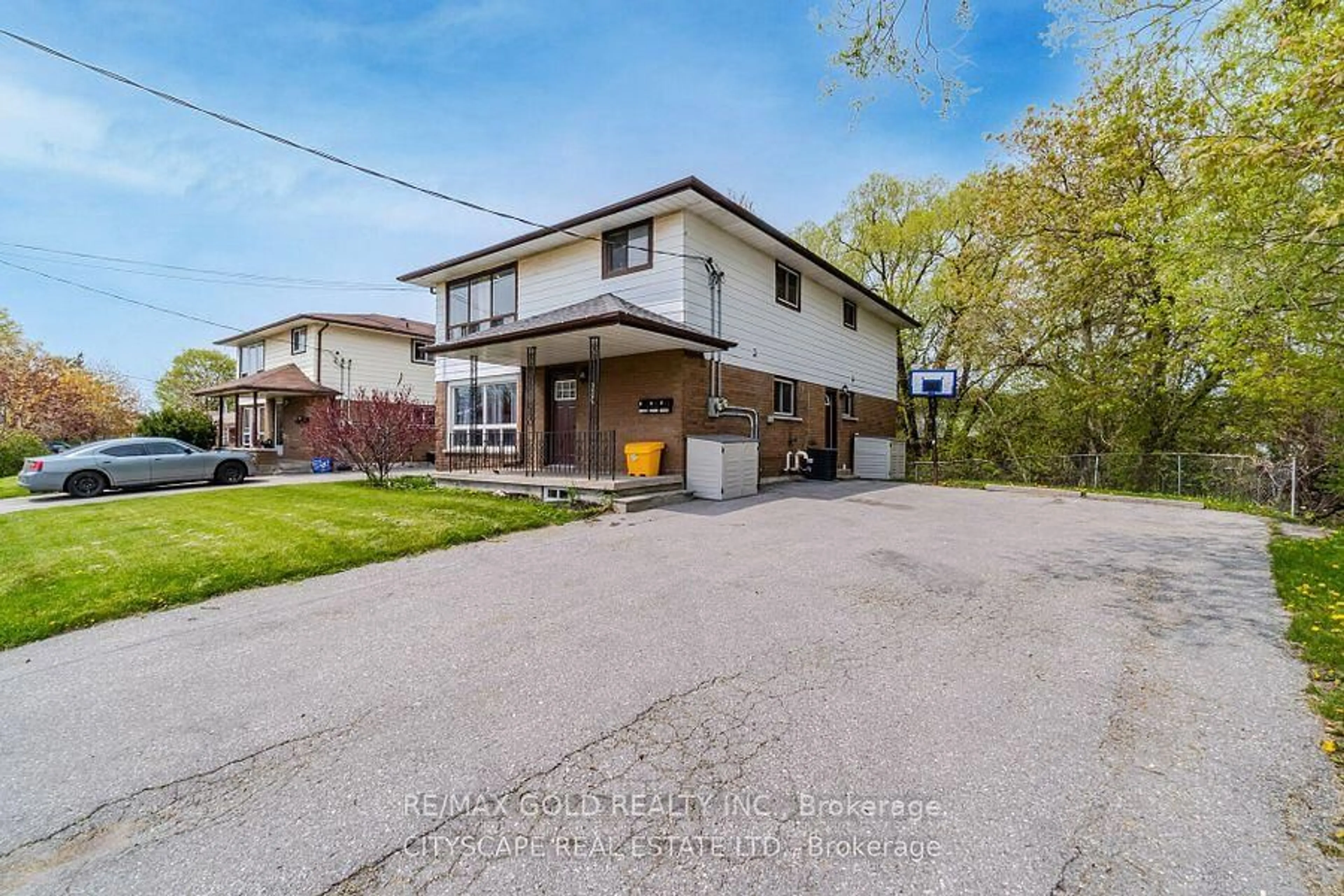 A pic from outside/outdoor area/front of a property/back of a property/a pic from drone, street for 580 Gibb St, Oshawa Ontario L1J 1Z5