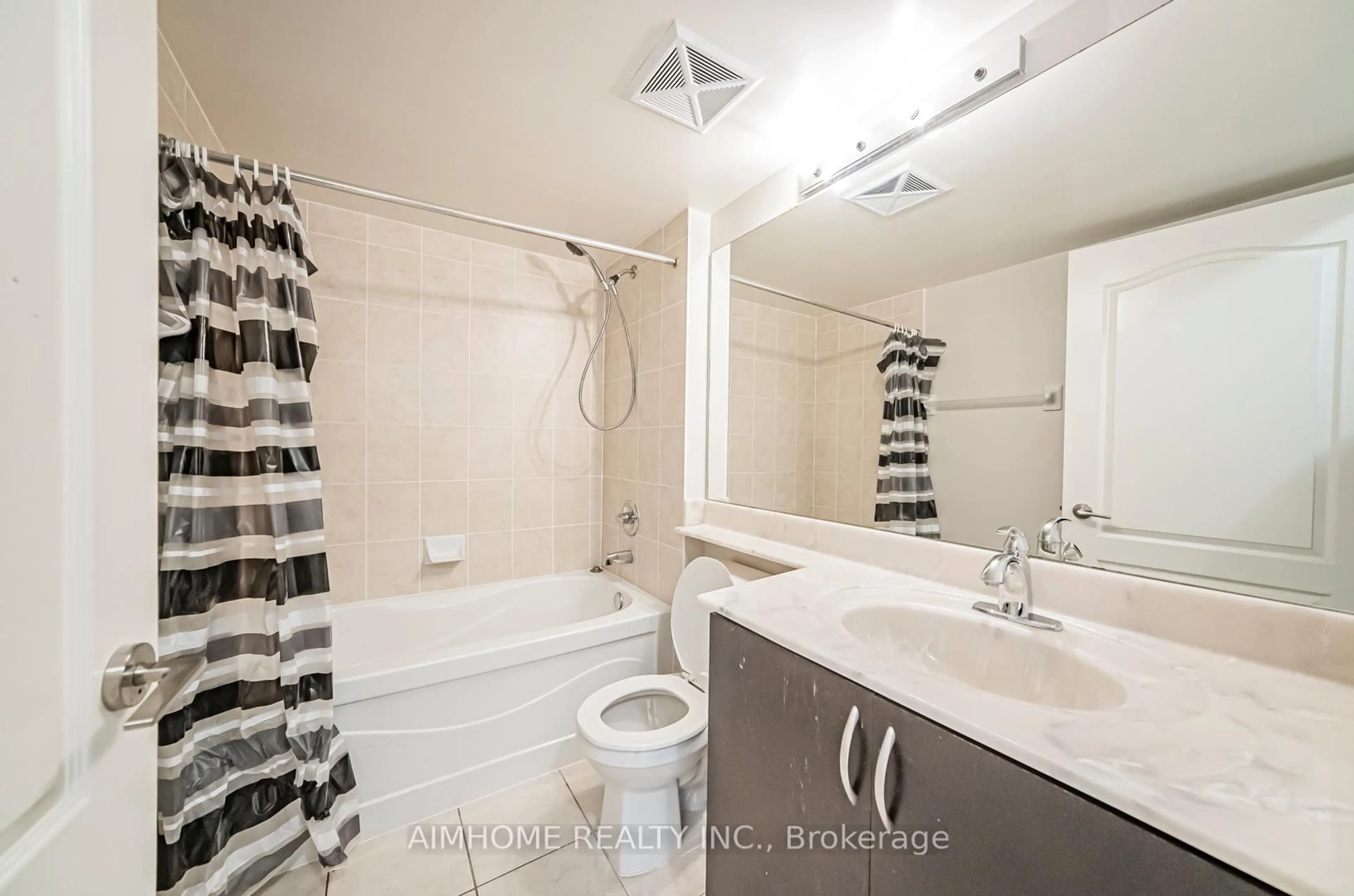 Standard bathroom, ceramic/tile floor for 60 Town Centre Crt #2507, Toronto Ontario M1P 0B1