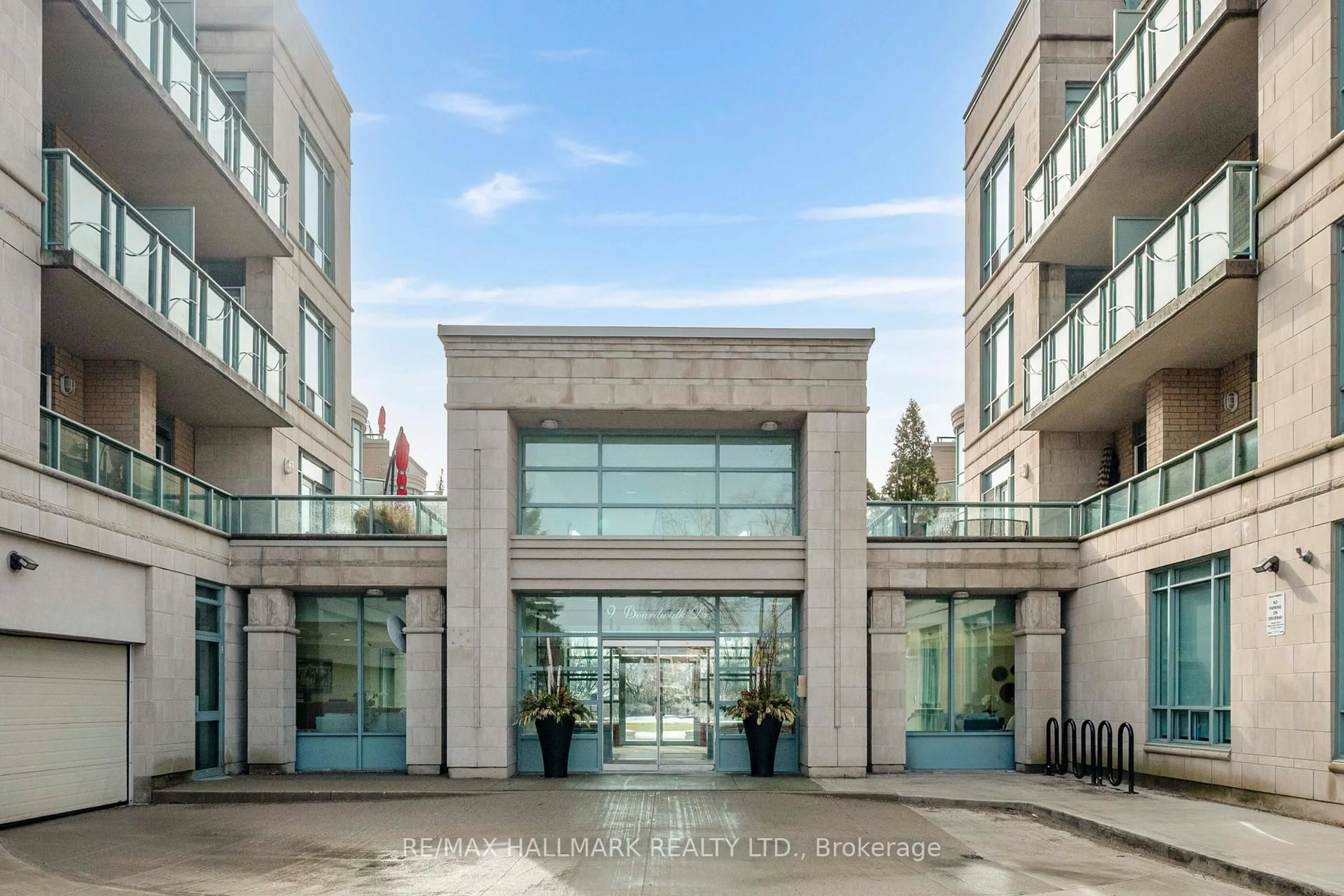 Indoor foyer for 9 Boardwalk Dr #224, Toronto Ontario M4L 6T1