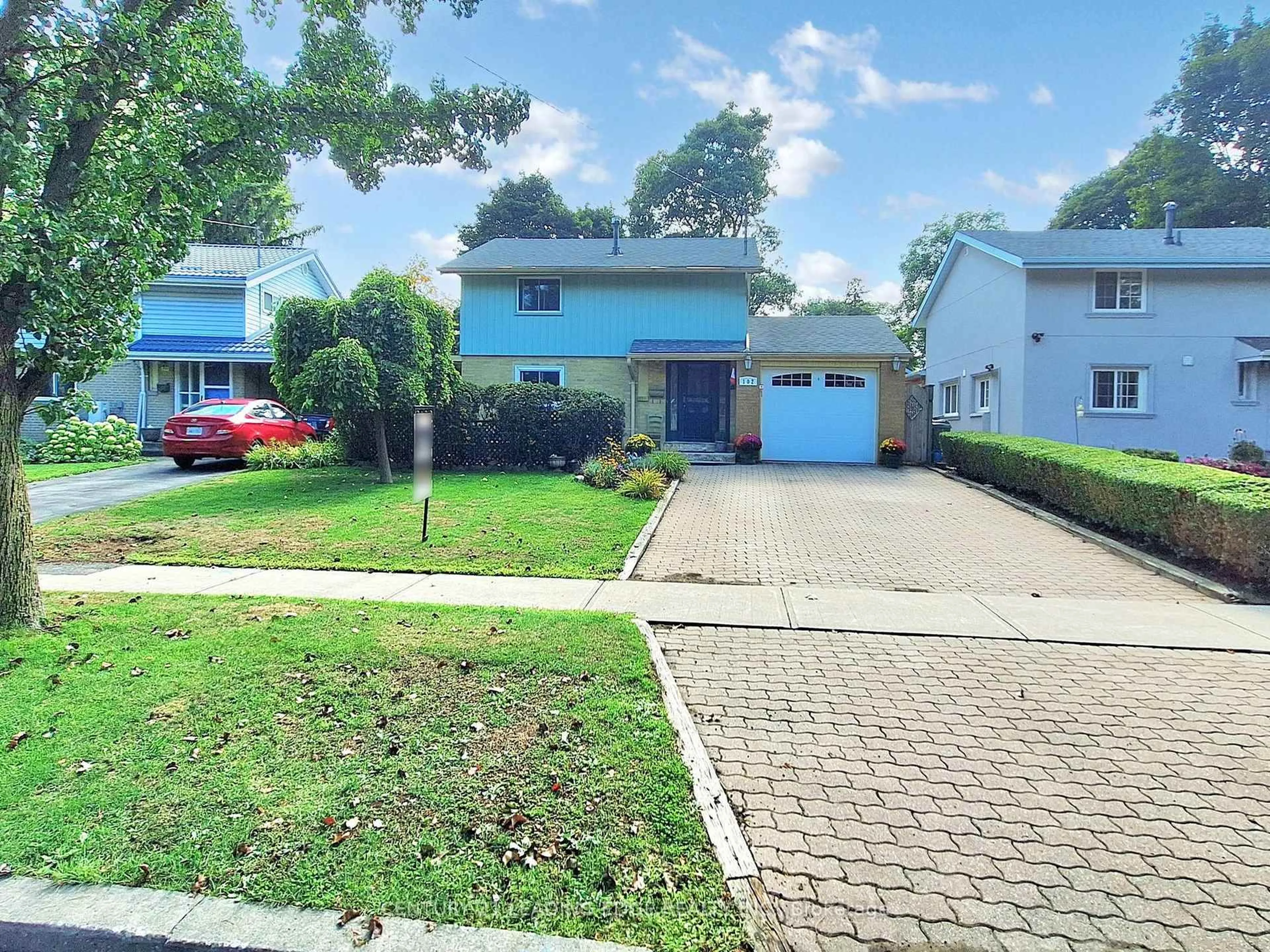 A pic from outside/outdoor area/front of a property/back of a property/a pic from drone, street for 102 Botany Hill Rd, Toronto Ontario M1G 3K7