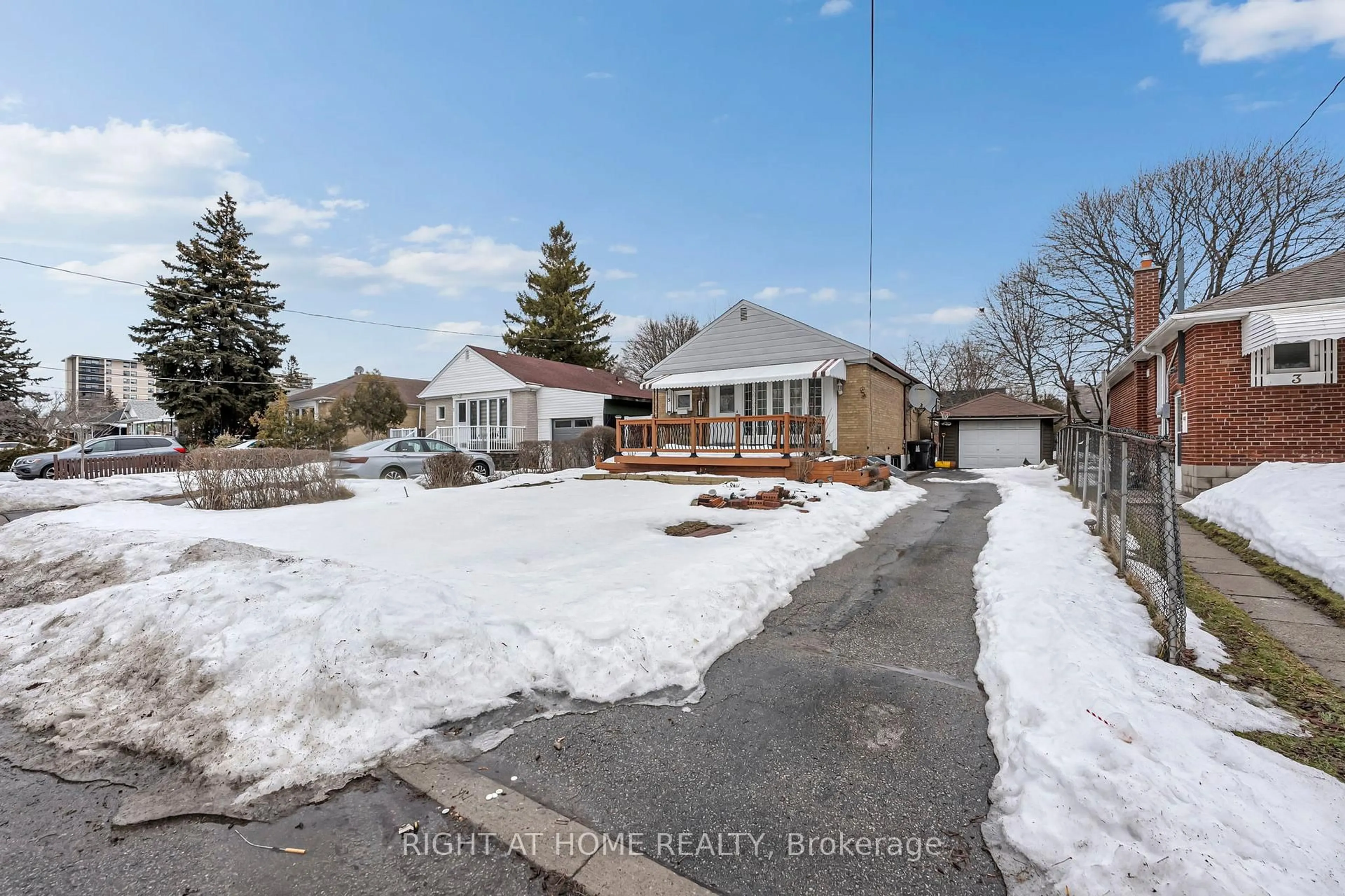 A pic from outside/outdoor area/front of a property/back of a property/a pic from drone, street for 5 Hollingworth Dr, Toronto Ontario M1P 1E1