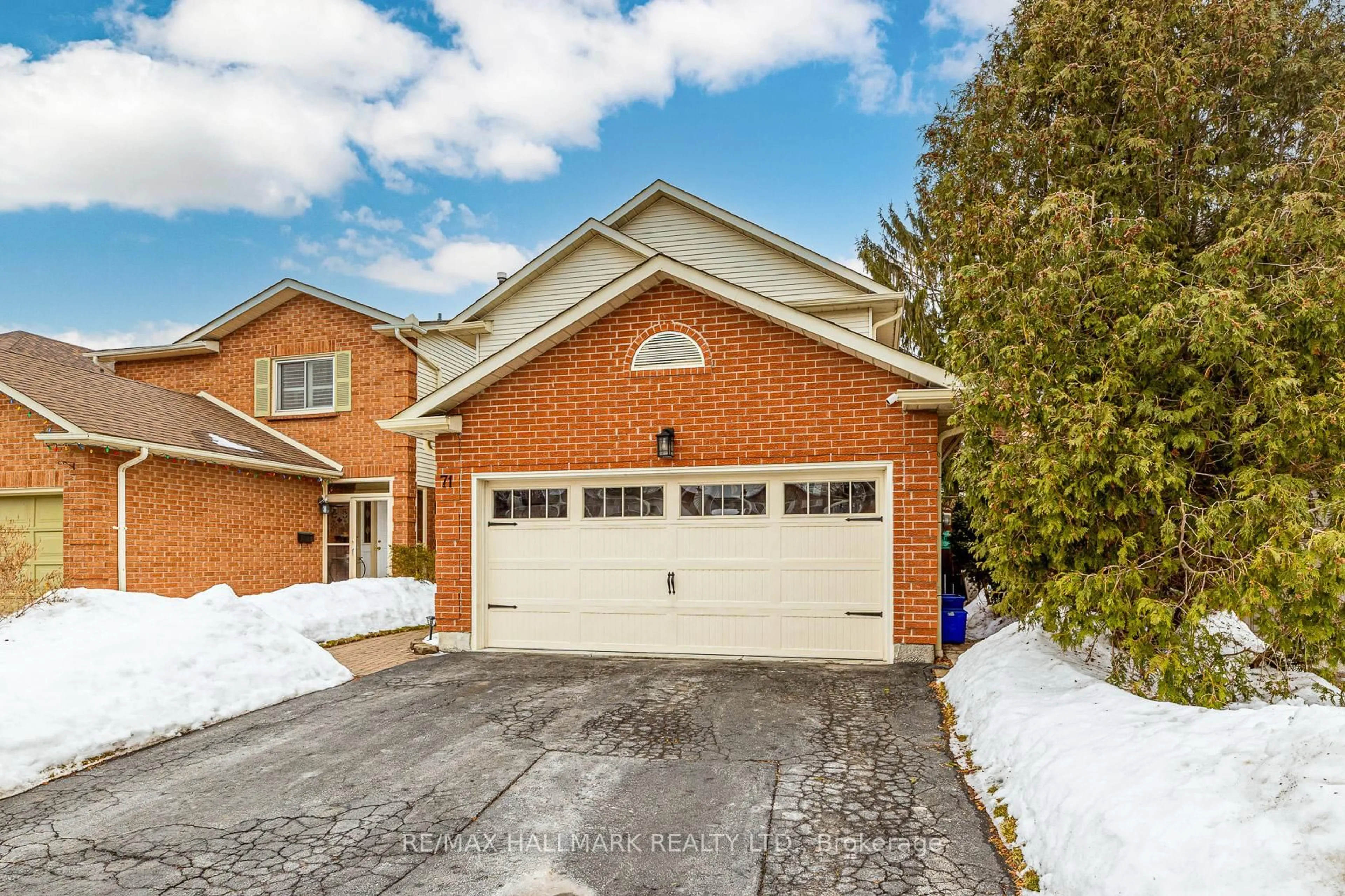 Home with brick exterior material, street for 71 Robinson Cres, Whitby Ontario L1N 6W6
